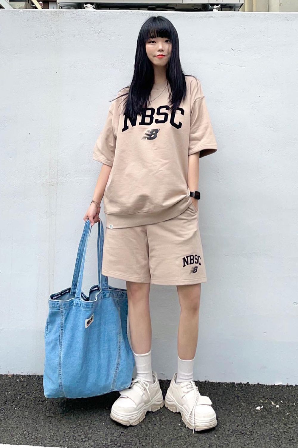 안녕하세요. 뉴발란스 서포터즈 이다설 @s.228_ 입니다. UNI NB SPORTS CLUB 반팔 맨투맨(OVER FIT) 1852943 UNI NB SPORTS CLUB 반바지 1852956 를 착용하였습니다. 명품 브랜