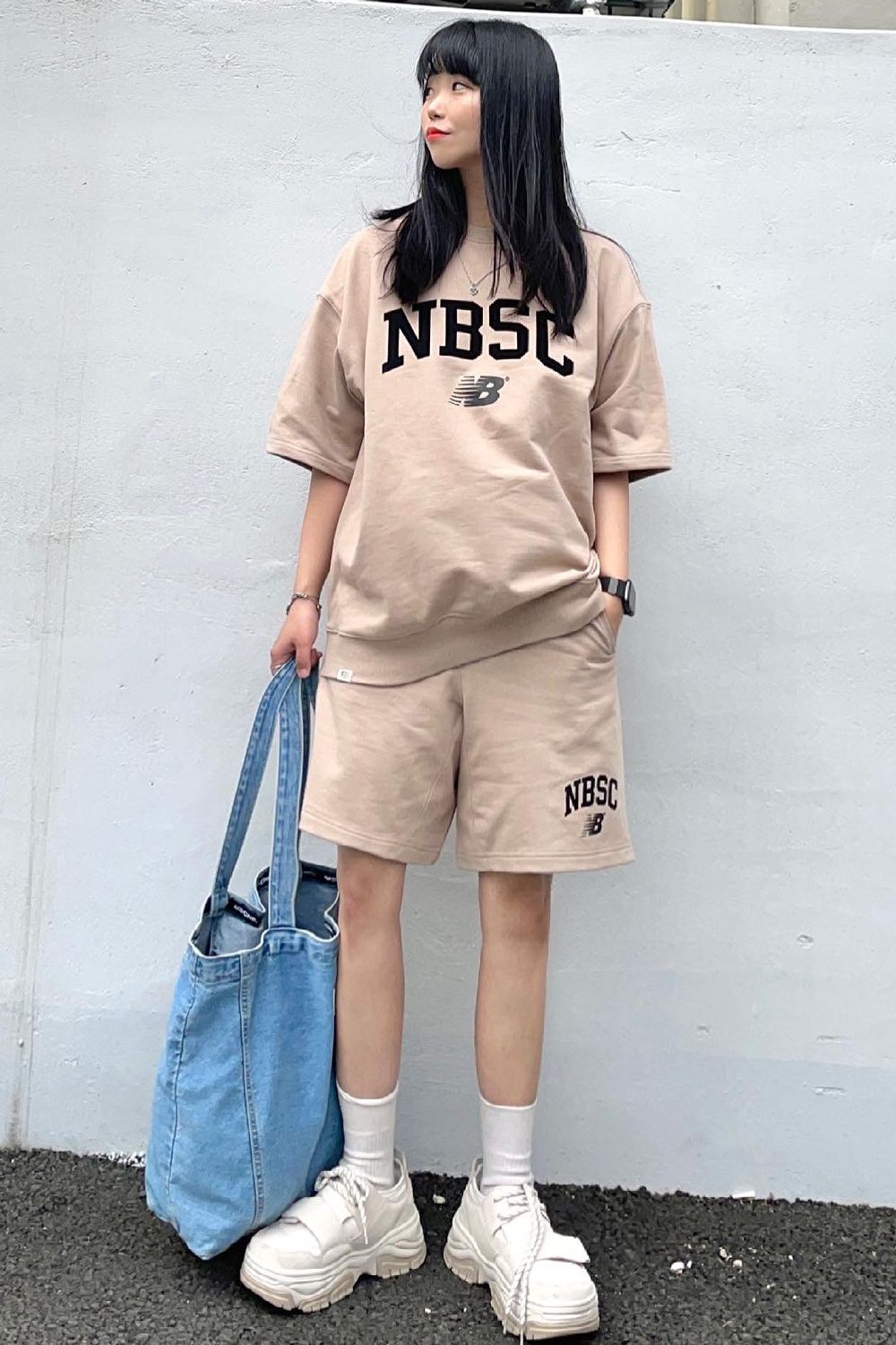 안녕하세요. 뉴발란스 서포터즈 이다설 @s.228_ 입니다. UNI NB SPORTS CLUB 반팔 맨투맨(OVER FIT) 1852943 UNI NB SPORTS CLUB 반바지 1852956 를 착용하였습니다. 명품 브랜
