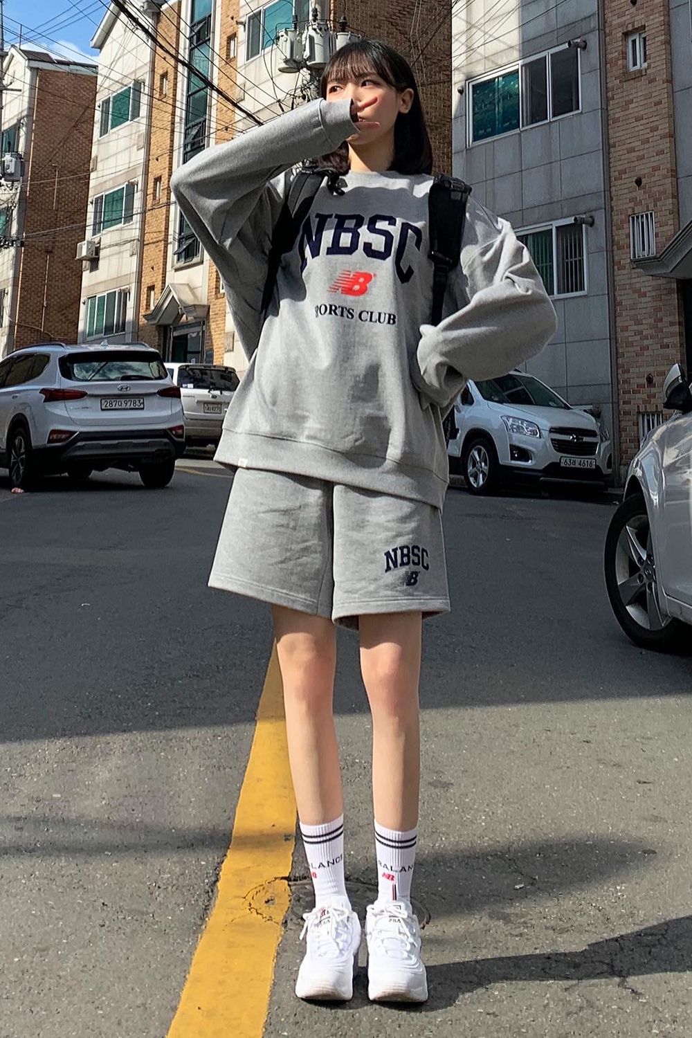 안녕하세요. 뉴발란스 서포터즈 이해연 @lovehean__ 입니다. UNI NB SPORTS CLUB 맨투맨 (OVER FIT) 1852938 UNI NB SPORTS CLUB 반바지 1852956를 착용하였습니다. 명품 브