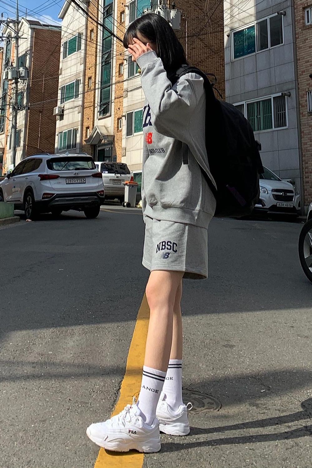 안녕하세요. 뉴발란스 서포터즈 이해연 @lovehean__ 입니다. UNI NB SPORTS CLUB 맨투맨 (OVER FIT) 1852938 UNI NB SPORTS CLUB 반바지 1852956를 착용하였습니다. 명품 브