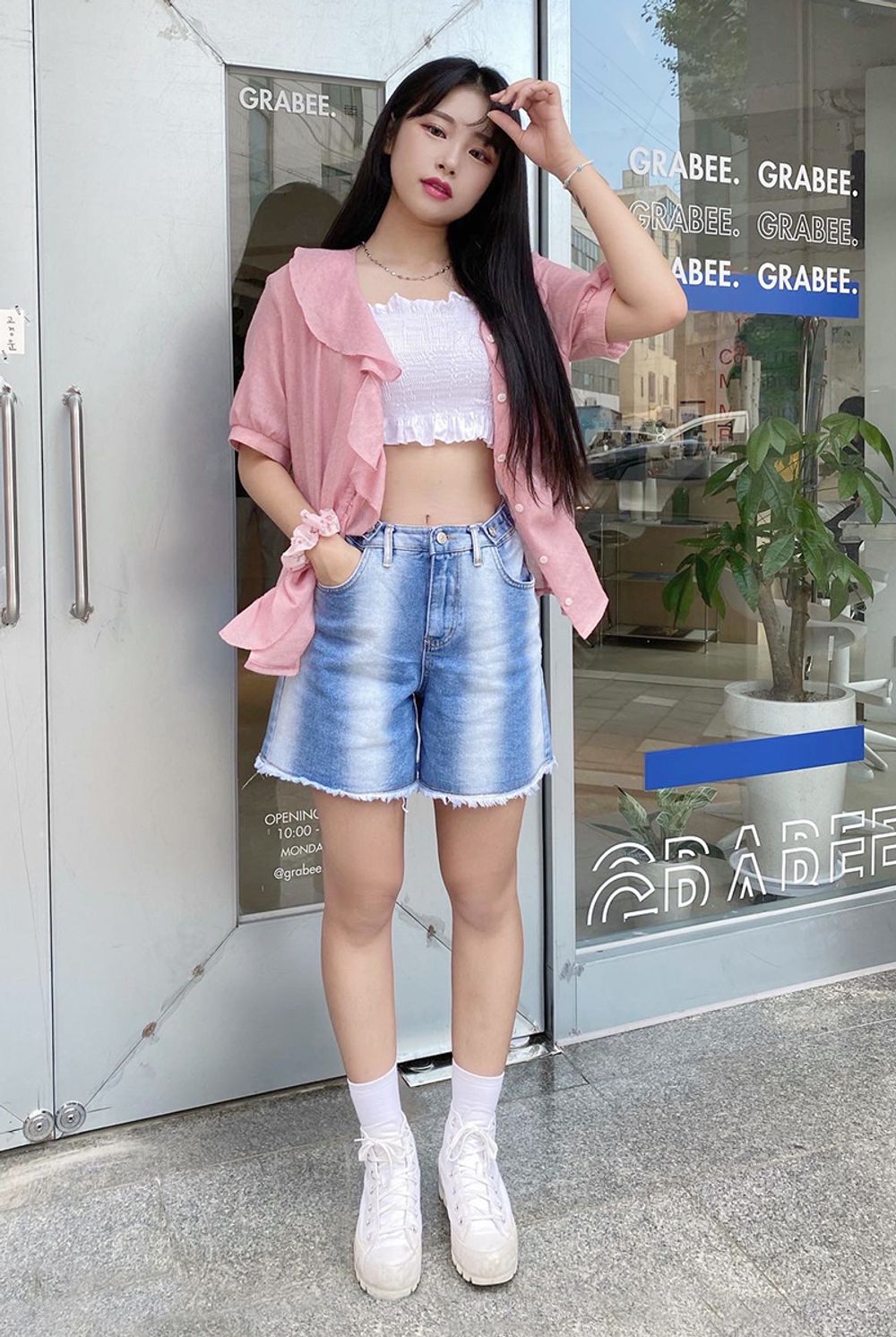 버티컬 워싱 데님 쇼츠 중청 착용