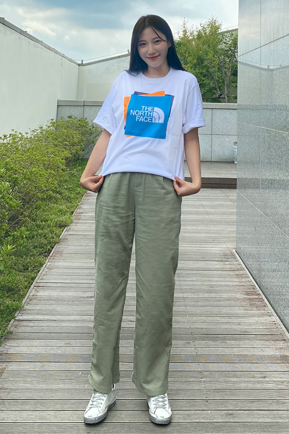 안녕하세요. 노스페이스 MD 강유진 입니다. 상의 NT7UM14J_화이트라벨 무빙 박스 반팔 라운드티셔츠 WHTIE 색상 착용하였습니다.