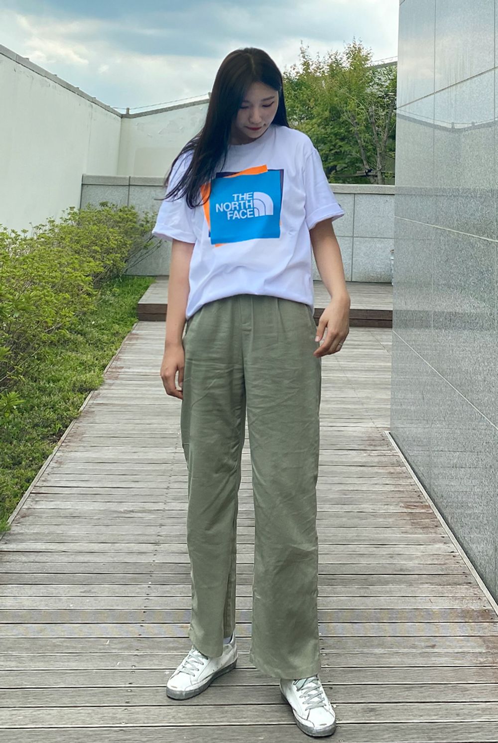 안녕하세요. 노스페이스 MD 강유진 입니다. 상의 NT7UM14J_화이트라벨 무빙 박스 반팔 라운드티셔츠 WHTIE 색상 착용하였습니다.