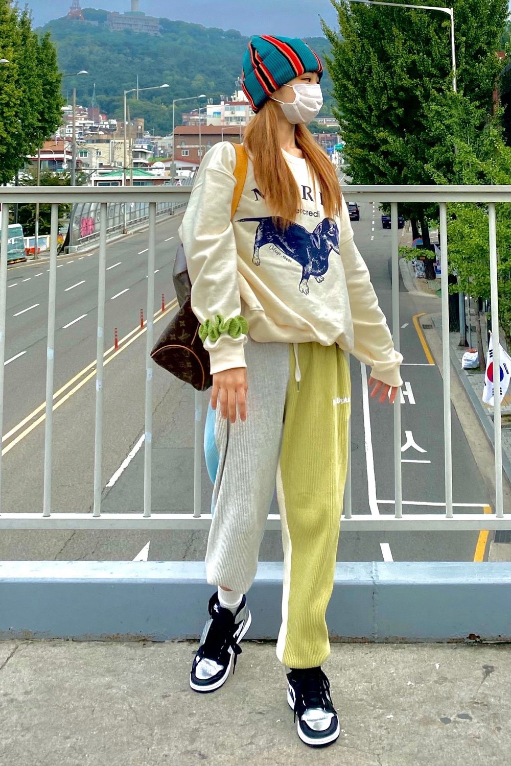 안녕하세요. 바이바이올입니다. 바이바이올 서포터 김지하씨가 착용한 상품은 시그니처 와플 컬러블록 팬츠 입니다. 시그니처 와플 컬러블록 팬츠는 파스텔톤의 유니크한 컬러조합으로 다양한 스타일링 연출이 가능합니다. 스타일링에 참고