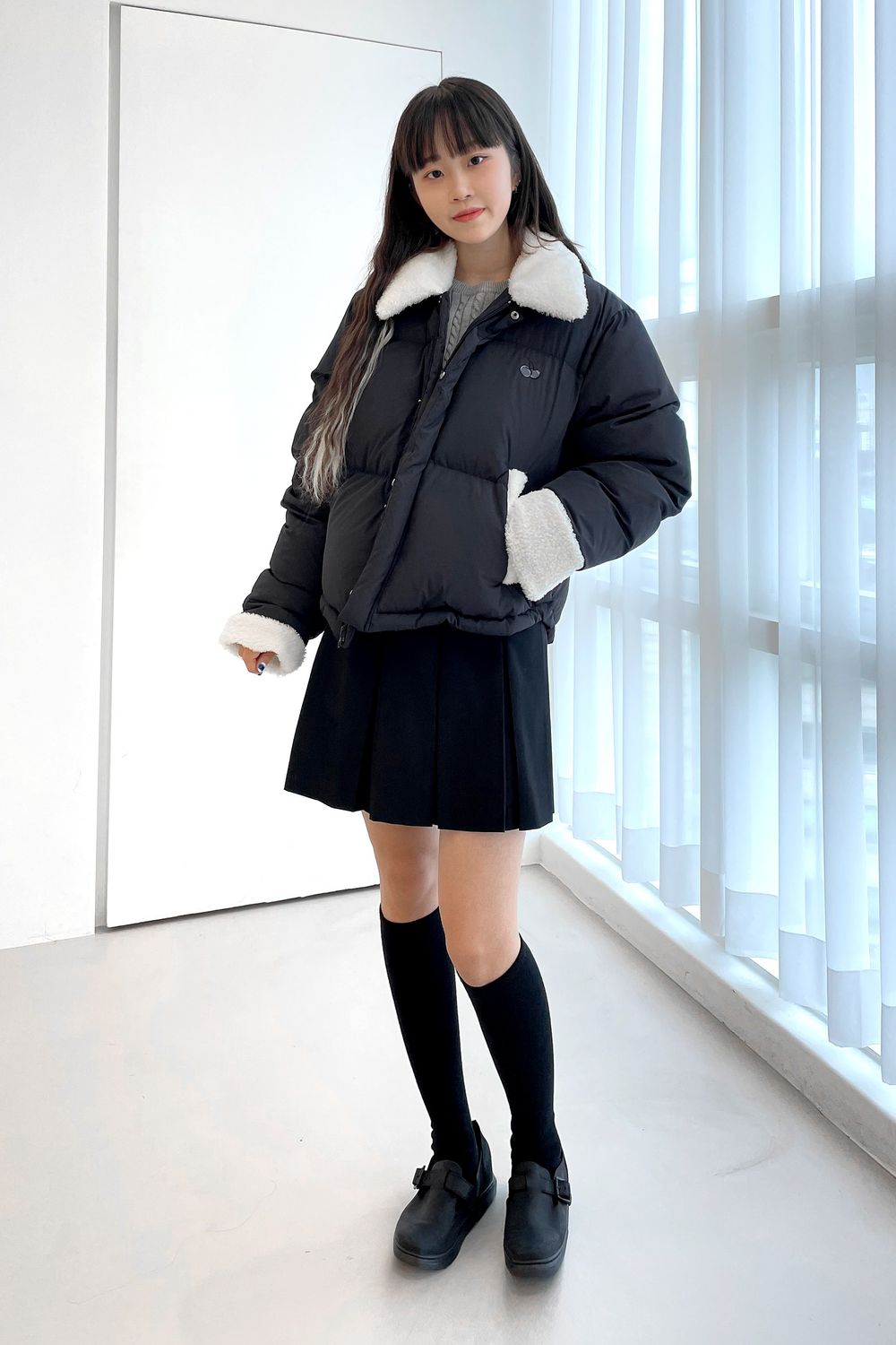 안녕하세요 키르시입니다. 키르시 21AW 체리 퍼 다운 숏 자켓 KA [블랙]을 착용하였습니다!