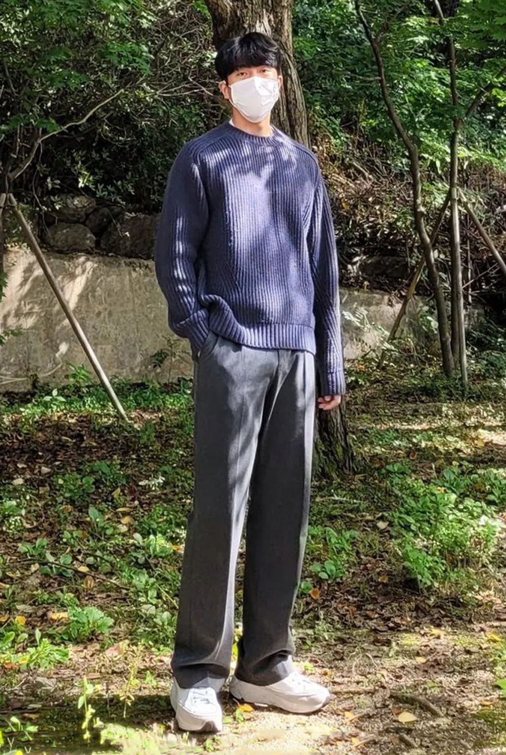 안녕하세요 인사일런스 서포터즈 남수홍입니다. 하프 카디건 스티치 방식으로 짜인 두께감 있고 포근함을 느낄 수 있는 볼드 리브 캐시미어 니트와 그레이 컬러 슬랙를 착용해 깔끔한 미니멀 룩을 완성했습니다. [Style Info]