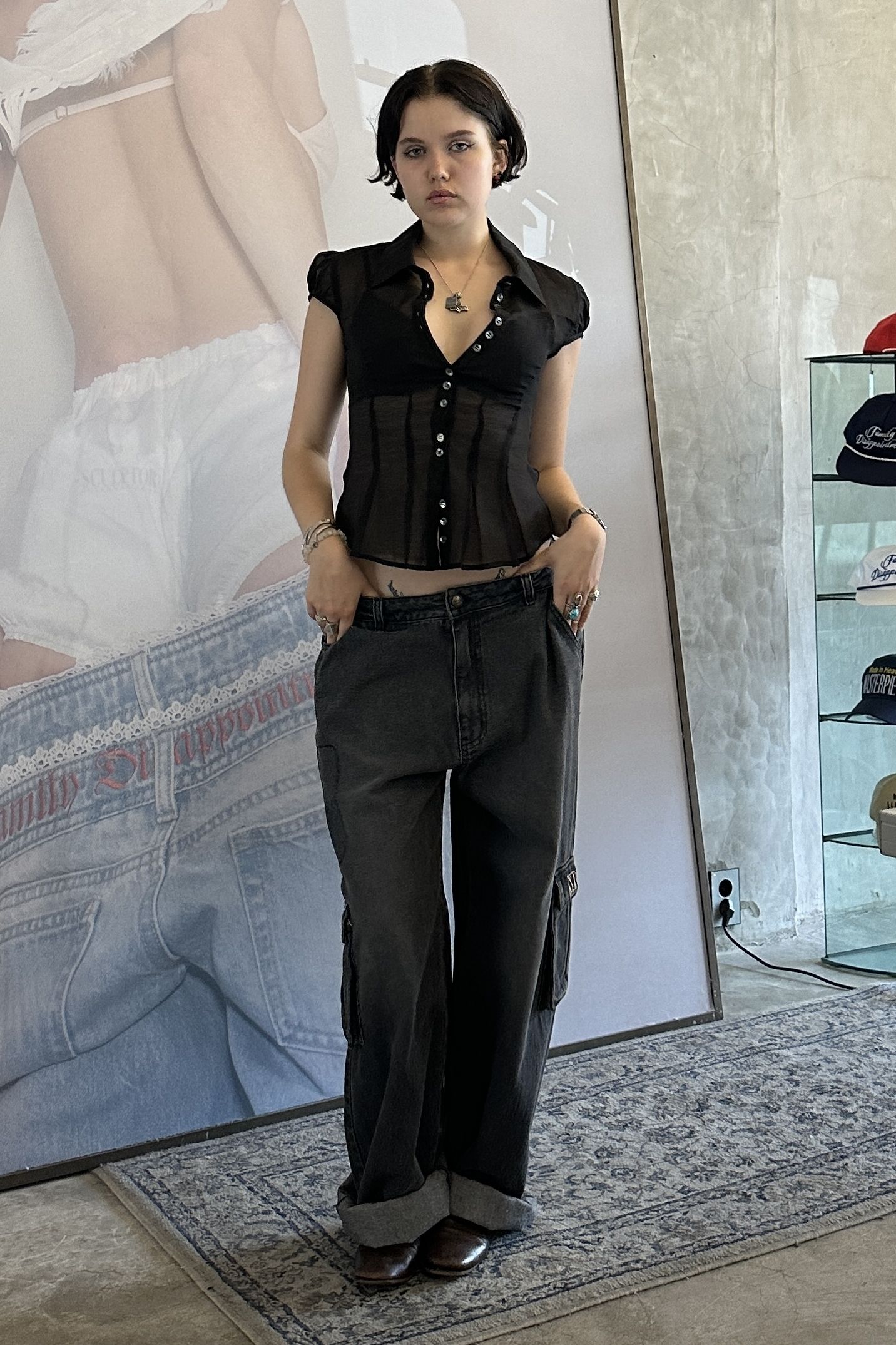 Sculptor Sheer Pleated Hem Blouse ブラック 스컬프터(SCULPTOR) Sheer Pleated Hem Blouse Black - 사이즈 & 후기