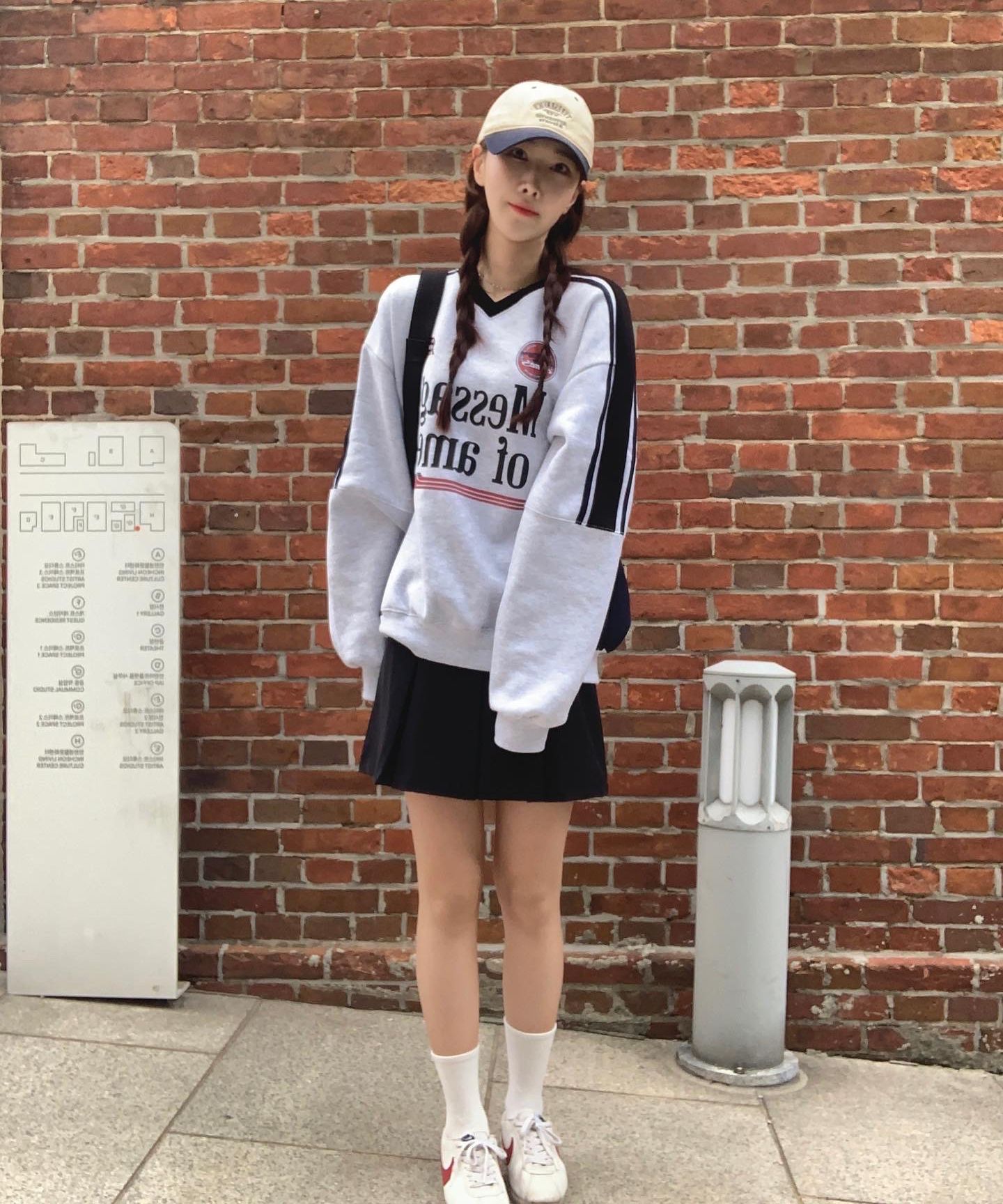 ★AMES-WORLDWIDE★送料込み★韓国★V NECK UNIFORM SWEATSHIRT A'GEM/9 × .kom『AMES WORLDWIDE/アメスワールドワイド』V NECK
