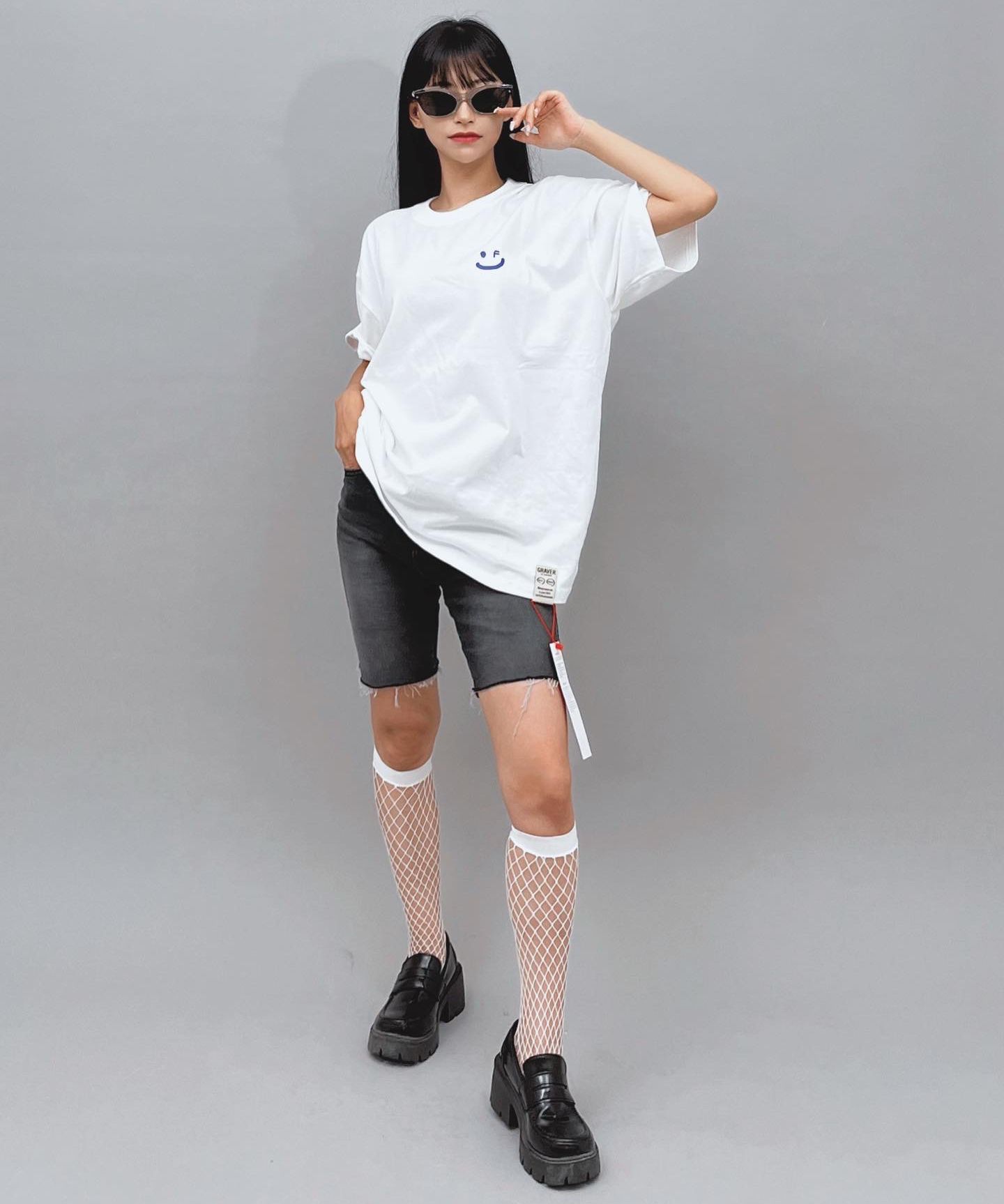 【GRAVER】Elbow Heart Smile White Clip Overfit Shirt Designer fashion, Seoul-fully created | W Concept