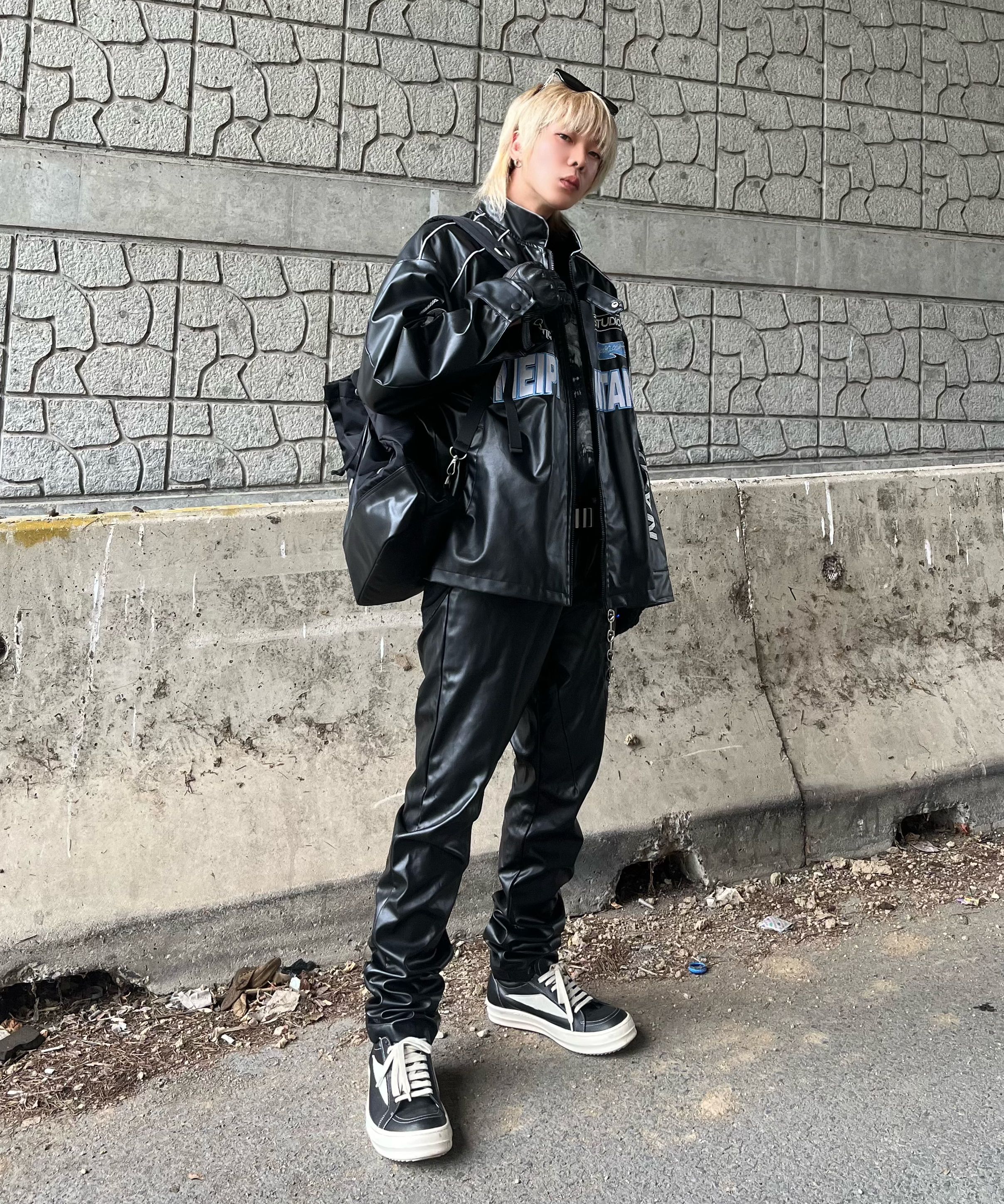 MUSINSA公式 | SSRL Minimal Bucket Sling Bag / Black