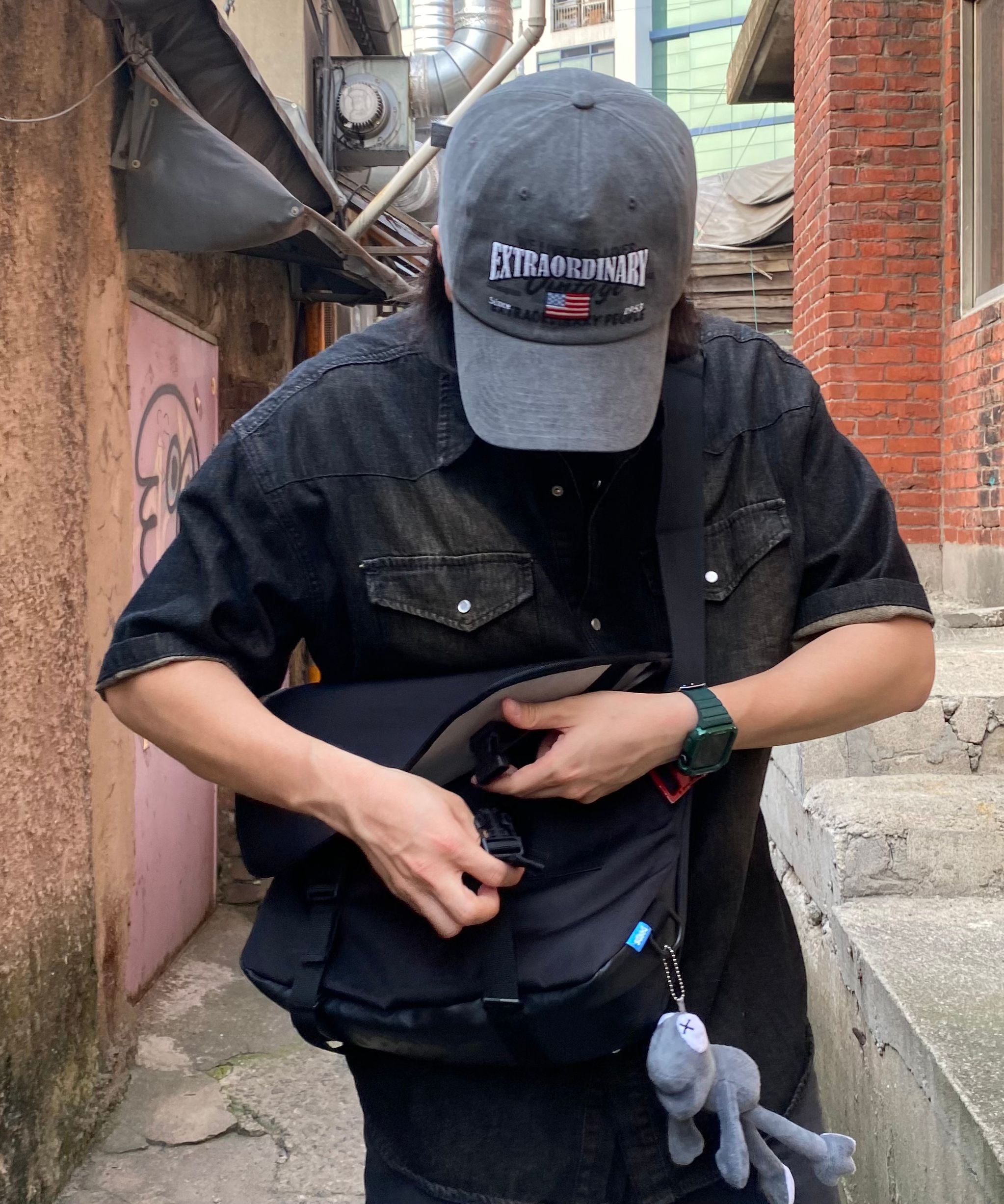 ★2021SS新作★PEEPS★ESSENTIAL MESSENGER BAG_5色 Essential Messenger Bag (Black)– amboi.asia