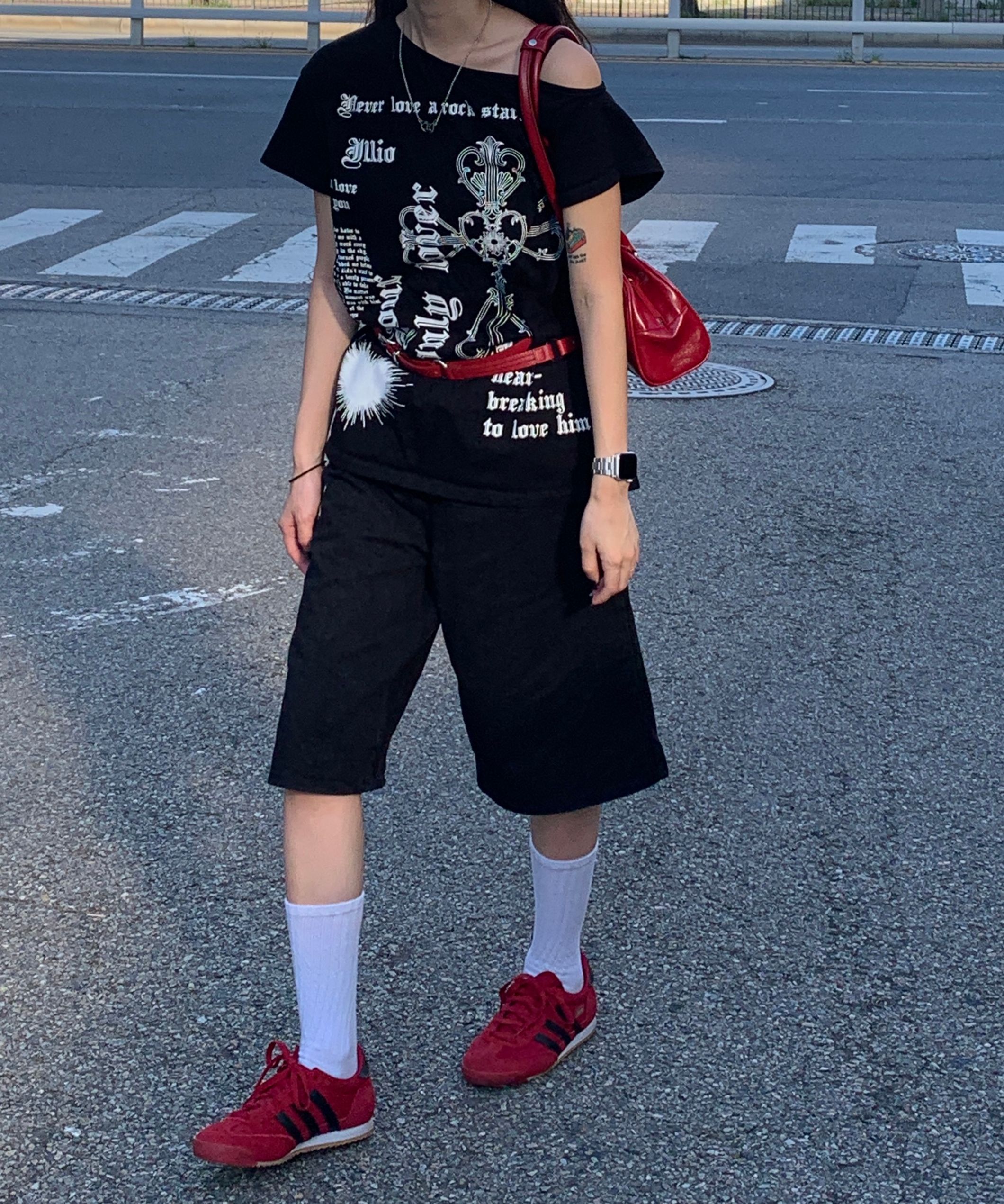 【illio】LOVER ONE SHOULDER T-SHIRTS★韓国 MUSINSA | ILLIO BLACK LOVER ONE SHOULDER T-SHIRTS