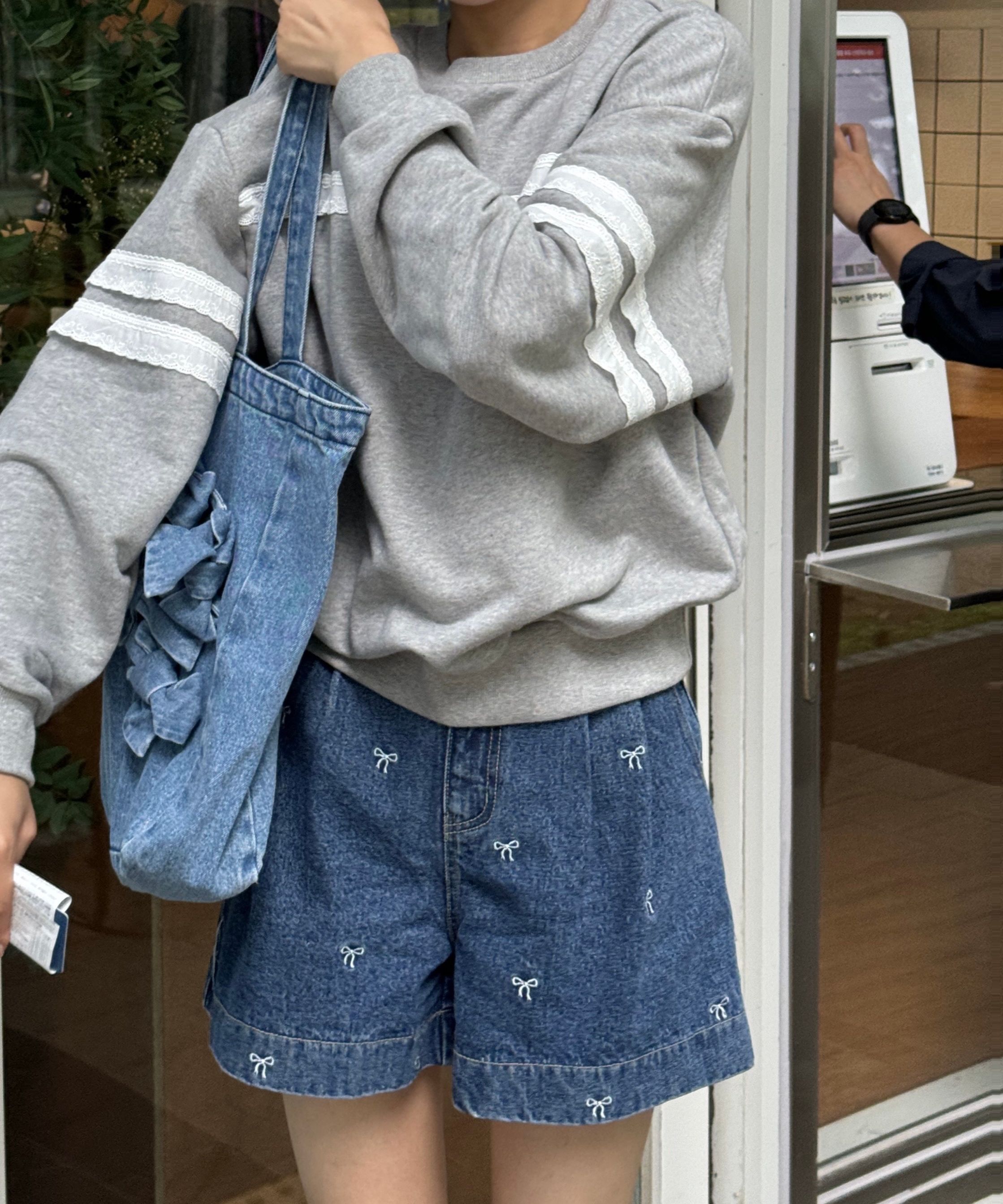 【RONRON】★ RIBBON PATTERN PINTUCK DENIM SHORT PANTS ★ MUSINSA | RONRON RIBBON PATTERN PINTUCK DENIM SHORT PANTS