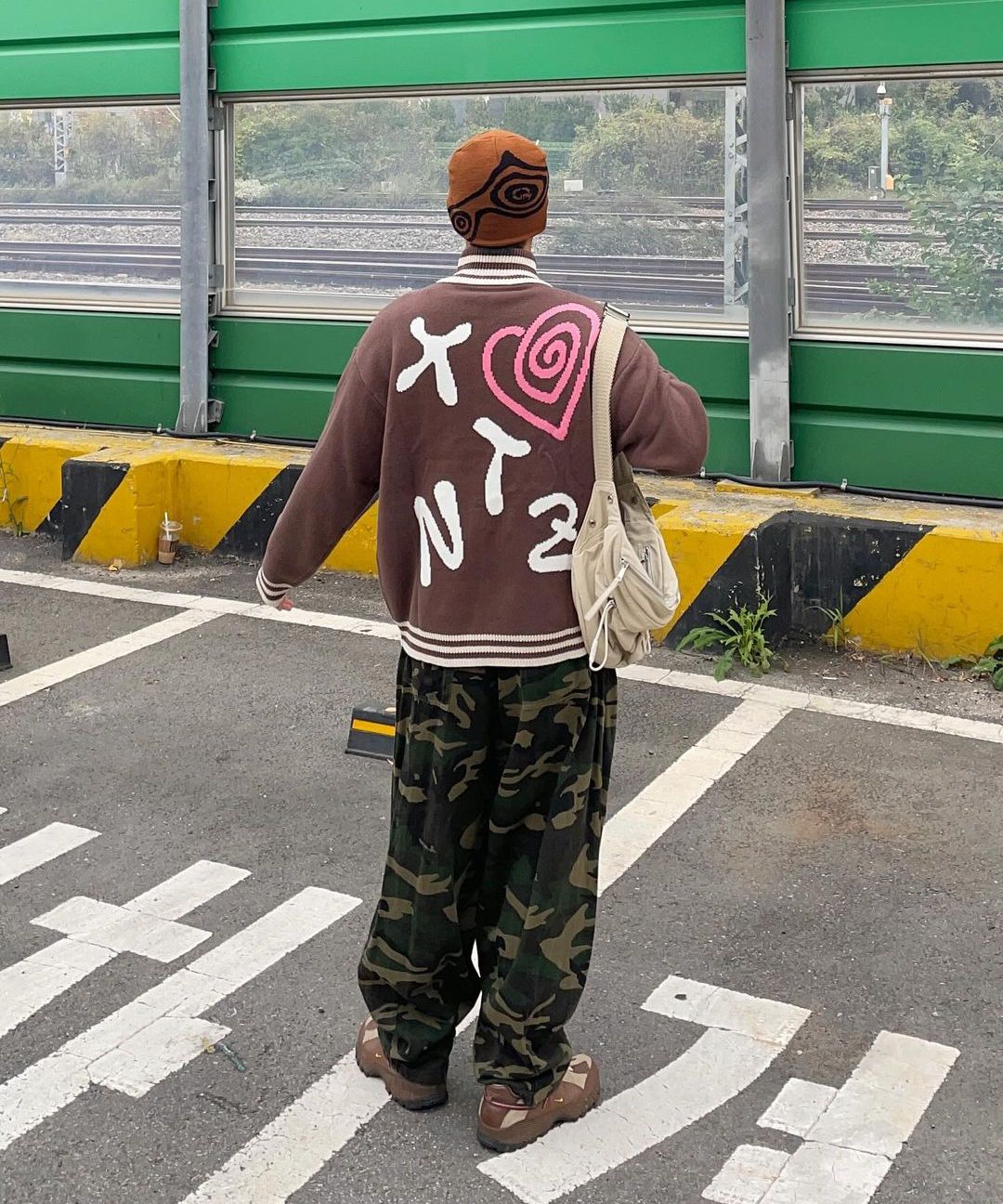 MUSINSA公式 | XTONZ XTK117 Lebron Track Knit Zip-Up (BROWN)