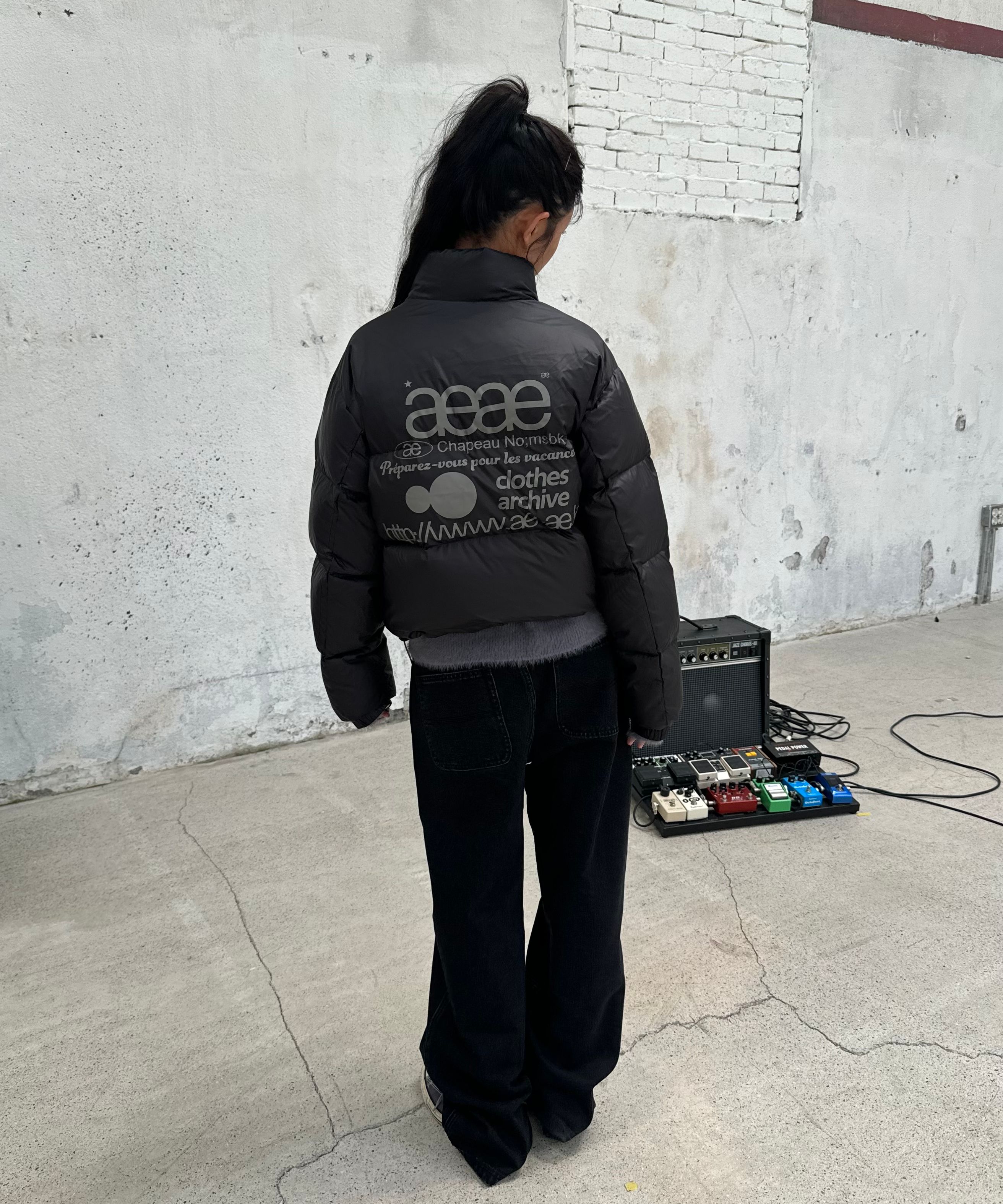 MUSINSA公式 | AEAE WEB LOGO DOWN JACKET [BLACK]