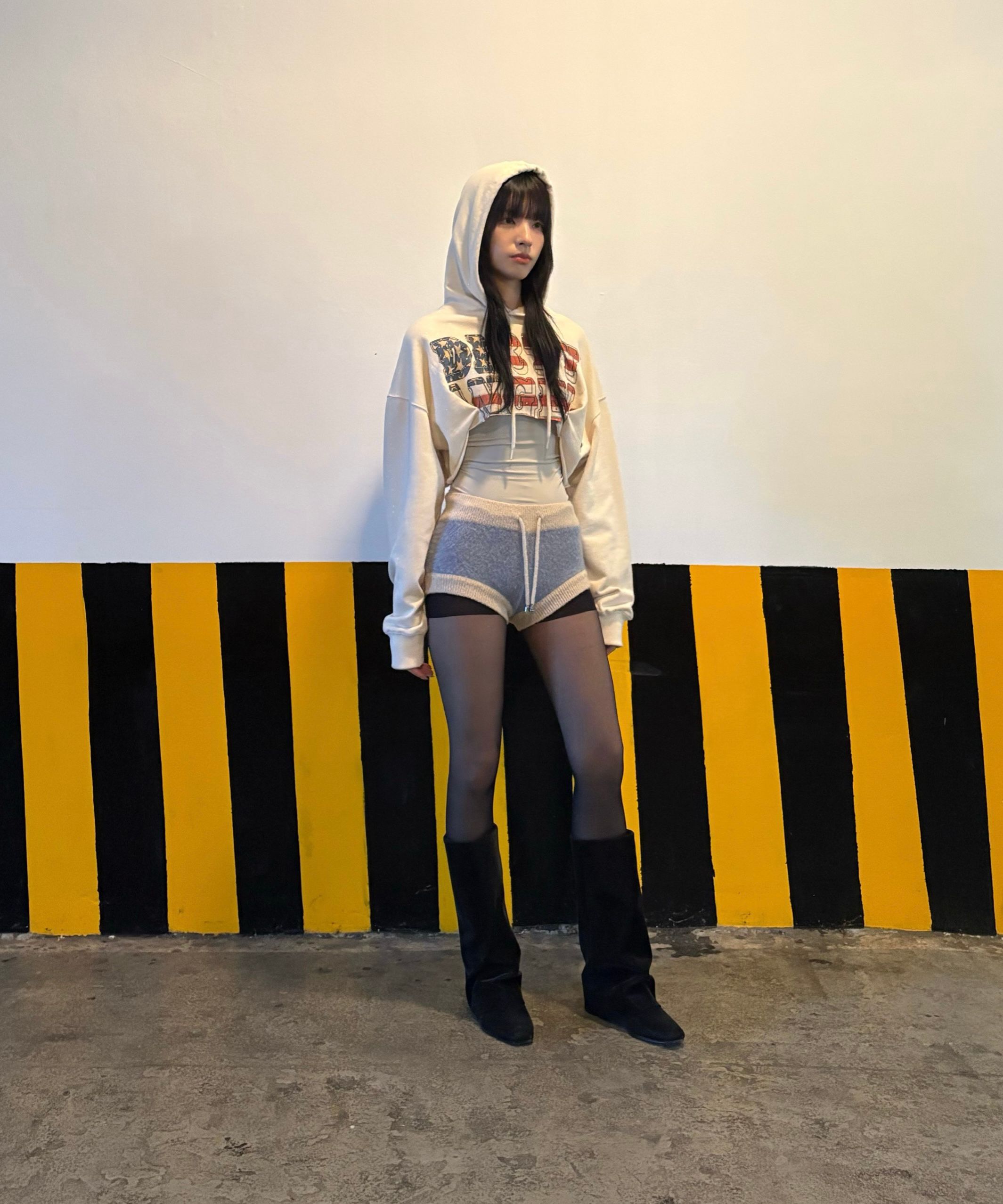 MUSINSA | SCULPTOR Glitter Flag Crop Hoodie Raw