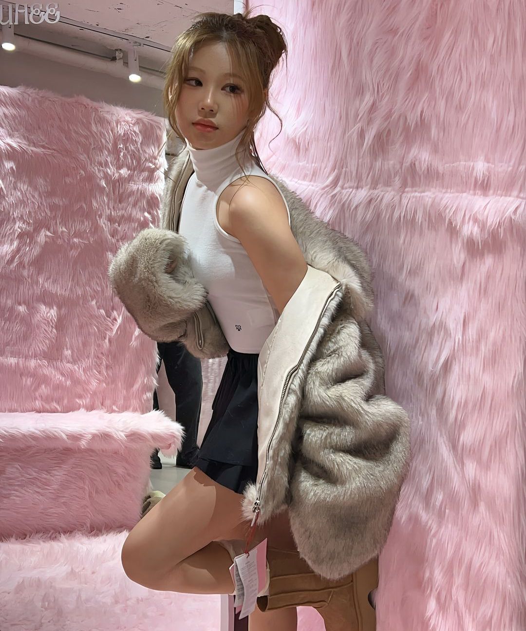 MUSINSA公式 | YOUHEE LONG HAIR FUR JACKET BEIGE