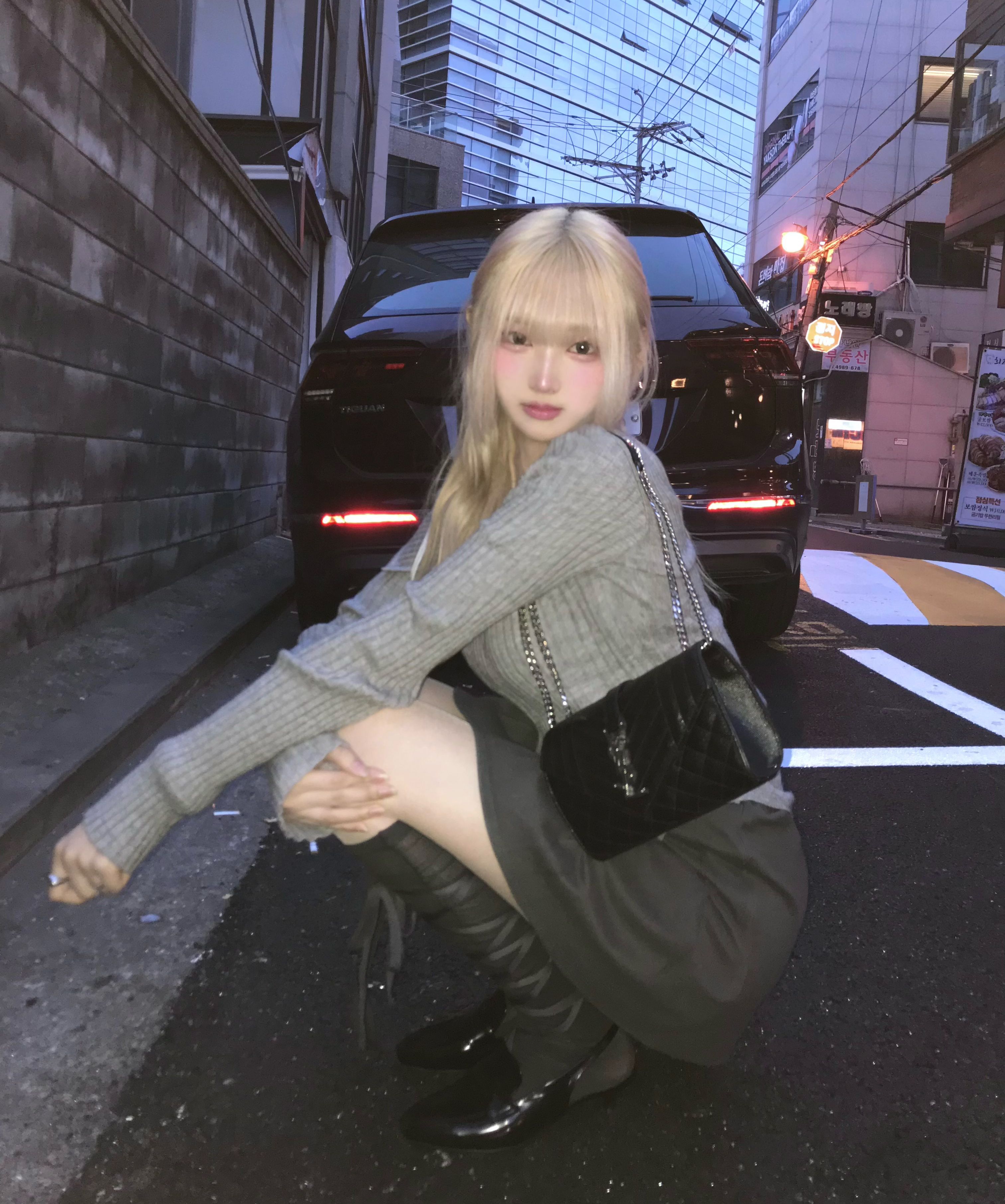 GLOWNY ISA ASYMMETRICAL KNIT TOP ブラック Designer fashion, Seoul-fully created | W Concept