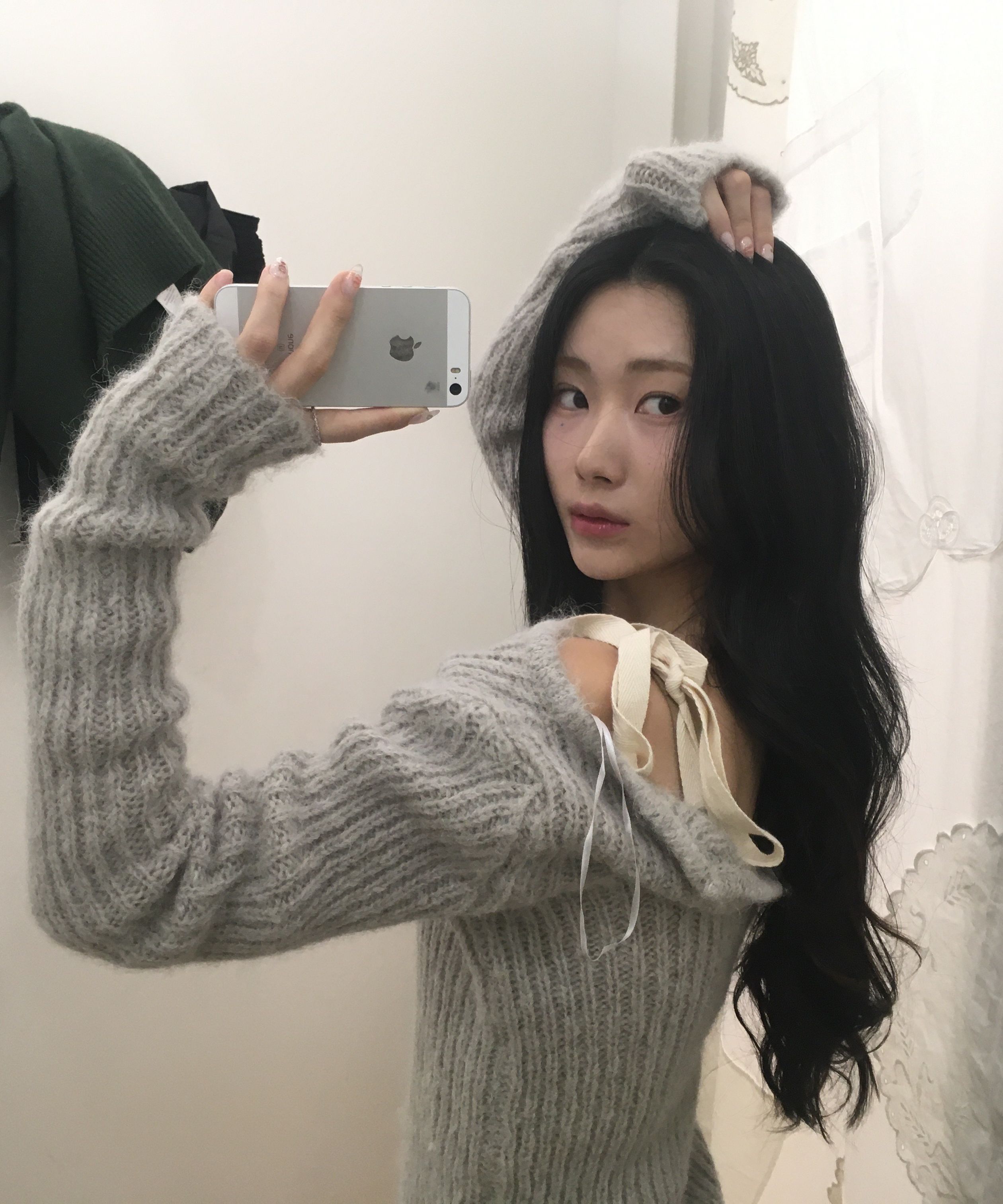 MUSINSA公式 | GLOWNY ISA ASYMMETRICAL KNIT TOP (CORN)