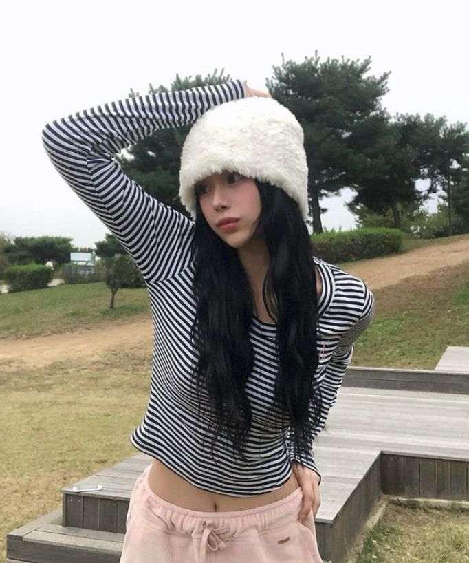 MUSINSA公式 | MUCENT Emma V-neck Striped Long Sleeve T-shirt