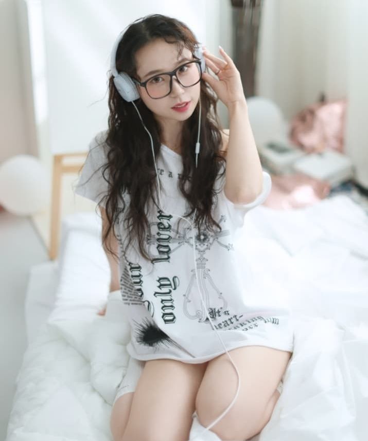 【illio】LOVER ONE SHOULDER T-SHIRTS★韓国 MUSINSA | ILLIO WHITE LOVER ONE SHOULDER T-SHIRTS