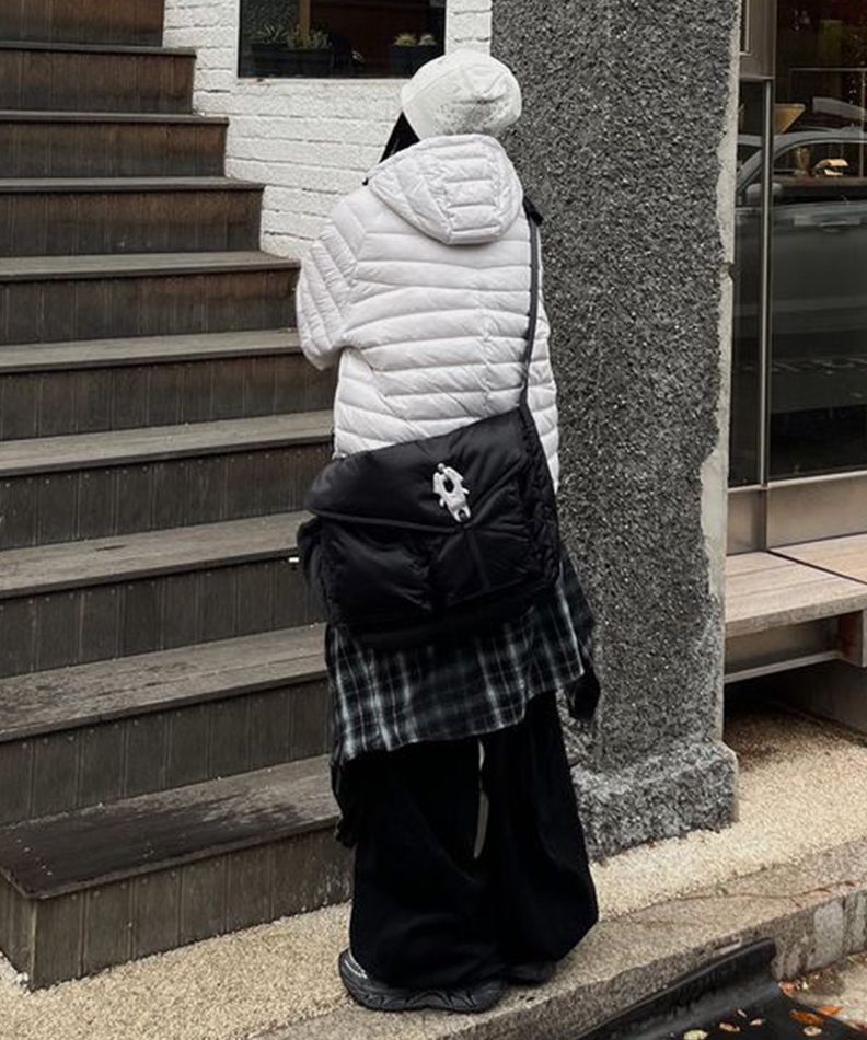 MUSINSA | SSRL Raven Oblique Messenger Bag / Black