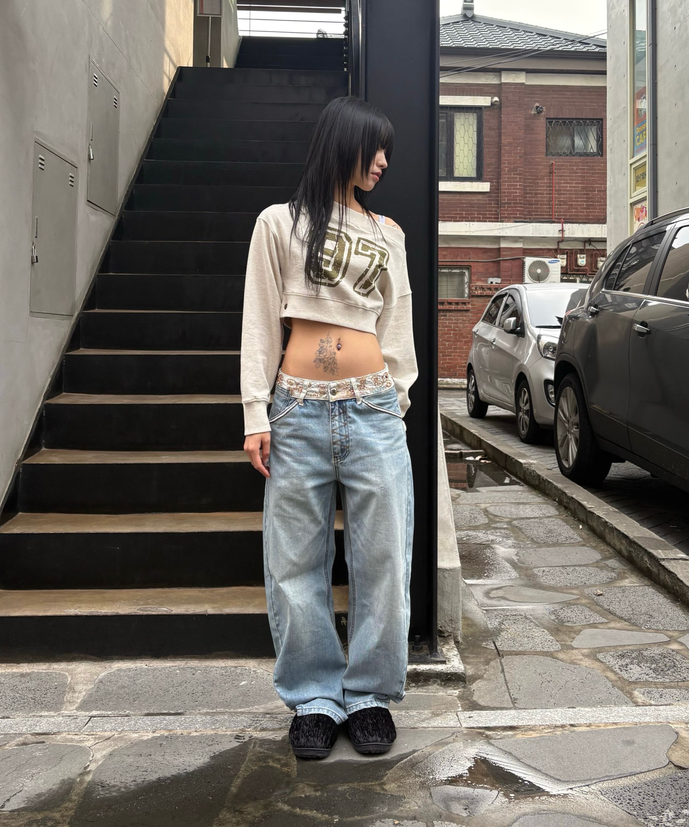 MUSINSA | SCULPTOR Off-Shoulder Cropped Sweatshirt White Melange