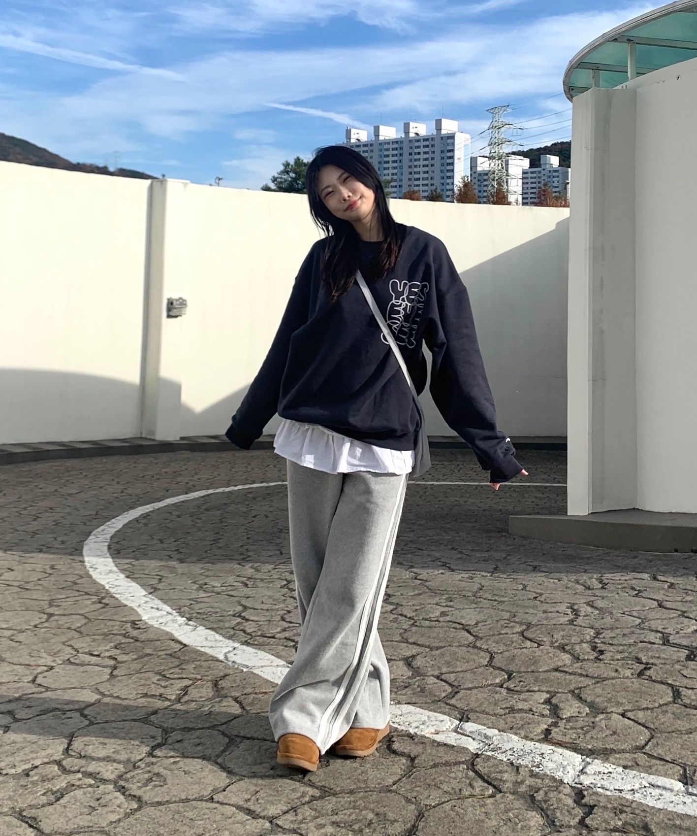MUSINSA公式 | YESEYESEE C-Logo Sweatshirt Charcoal