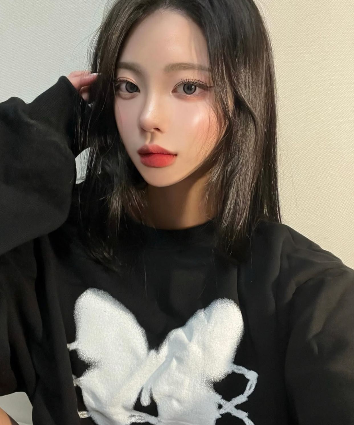 ★MUCENT★ Chain butterfly loose fit signature sweatshirt un MUSINSA | MUCENT Chain Butterfly Loose Fit Signature Man to