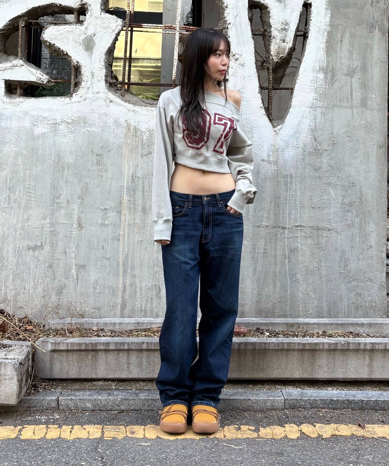 MUSINSA公式 | SCULPTOR Off-Shoulder Cropped Sweatshirt Sage