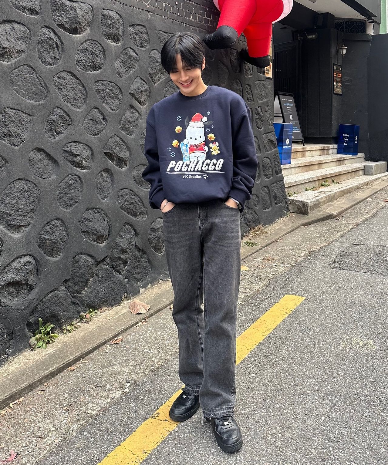 ★Wai Kei★ Snowing Santa Pochaco Man to Man Navy YKBD03TS17 MUSINSA | WAI KEI Snowing Santa Pochaco Man to Man Navy