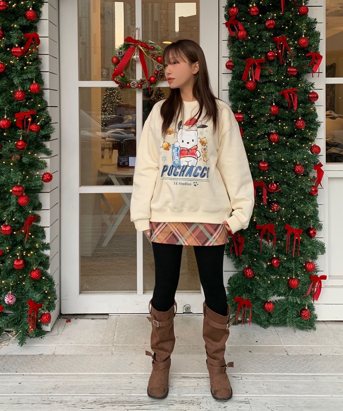 MUSINSA公式 | WAI KEI Snowing Santa Pochaco Man to Man Ivory