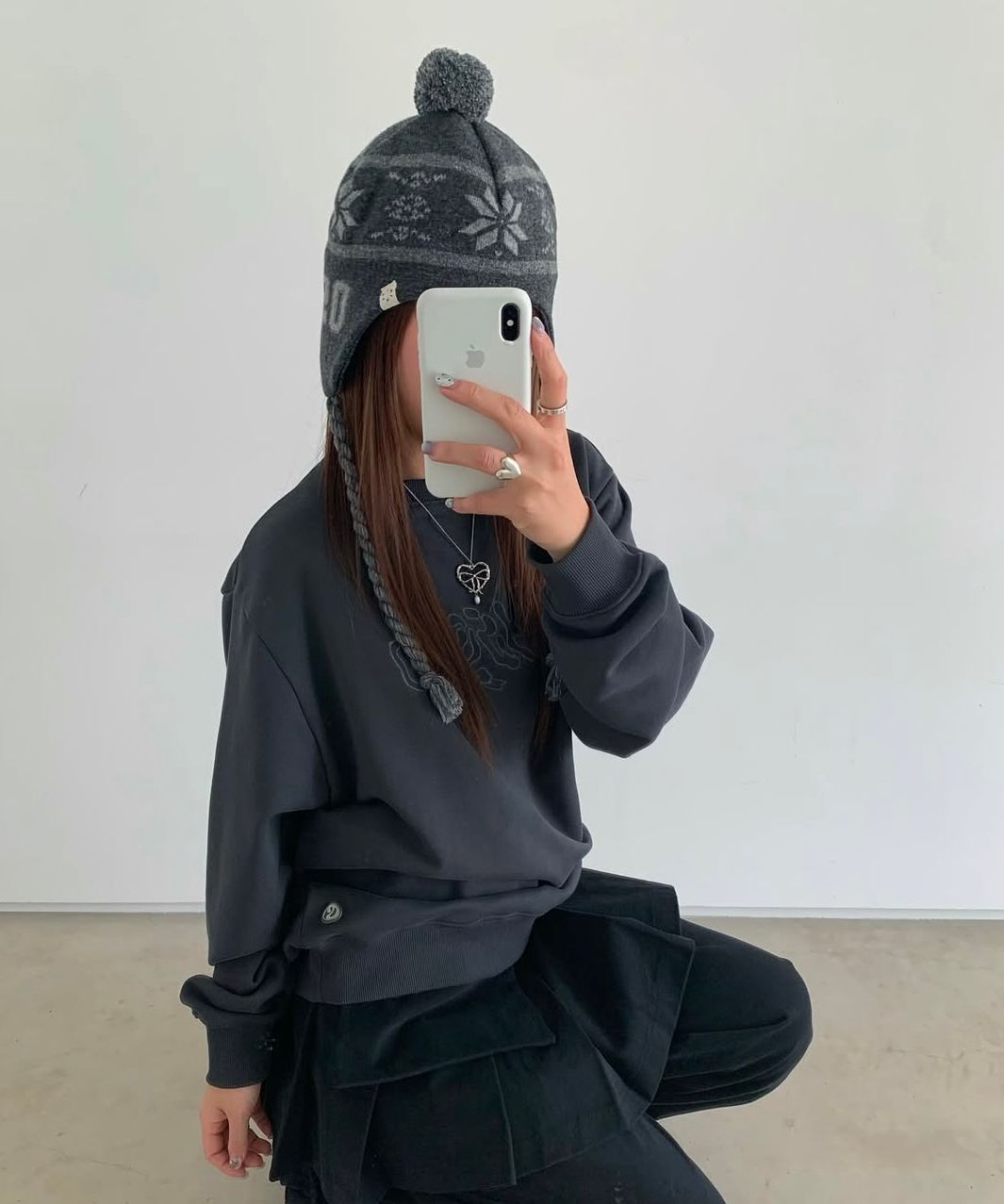 MUSINSA公式 | OHESHIO BELL EARFLAP BEANIE, CHARCOAL