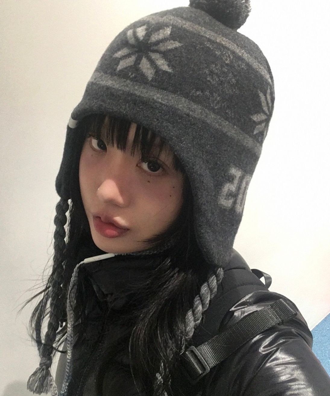 MUSINSA公式 | OHESHIO BELL EARFLAP BEANIE, CHARCOAL