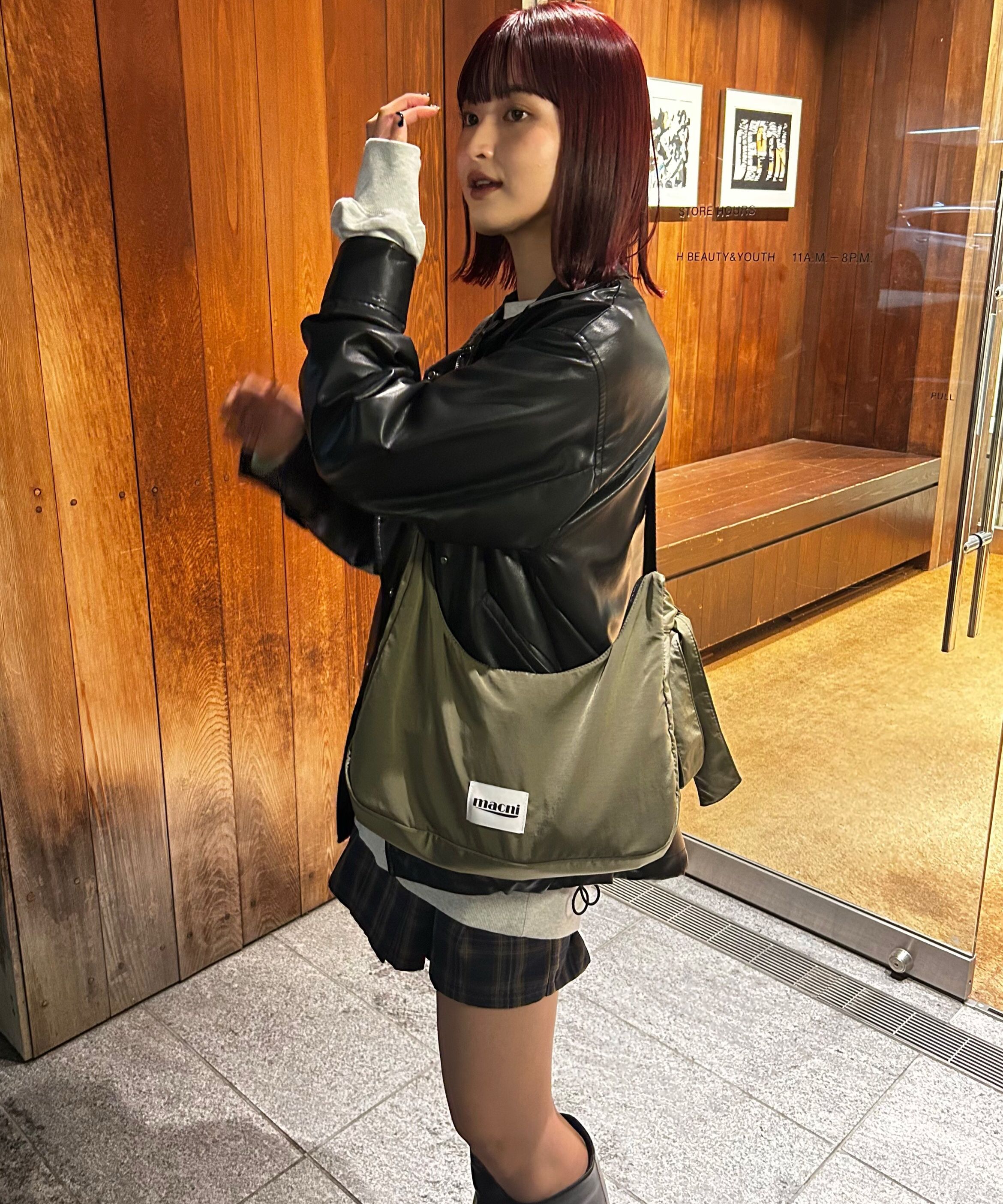 마크니(MACNI) RIBBON CRESCENT CROSS BAG BLACK - 사이즈