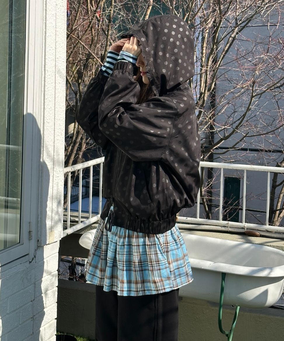 론론(RONRON) DOT PENDANT FRILL HOODIE WIND JUMPER BLACK