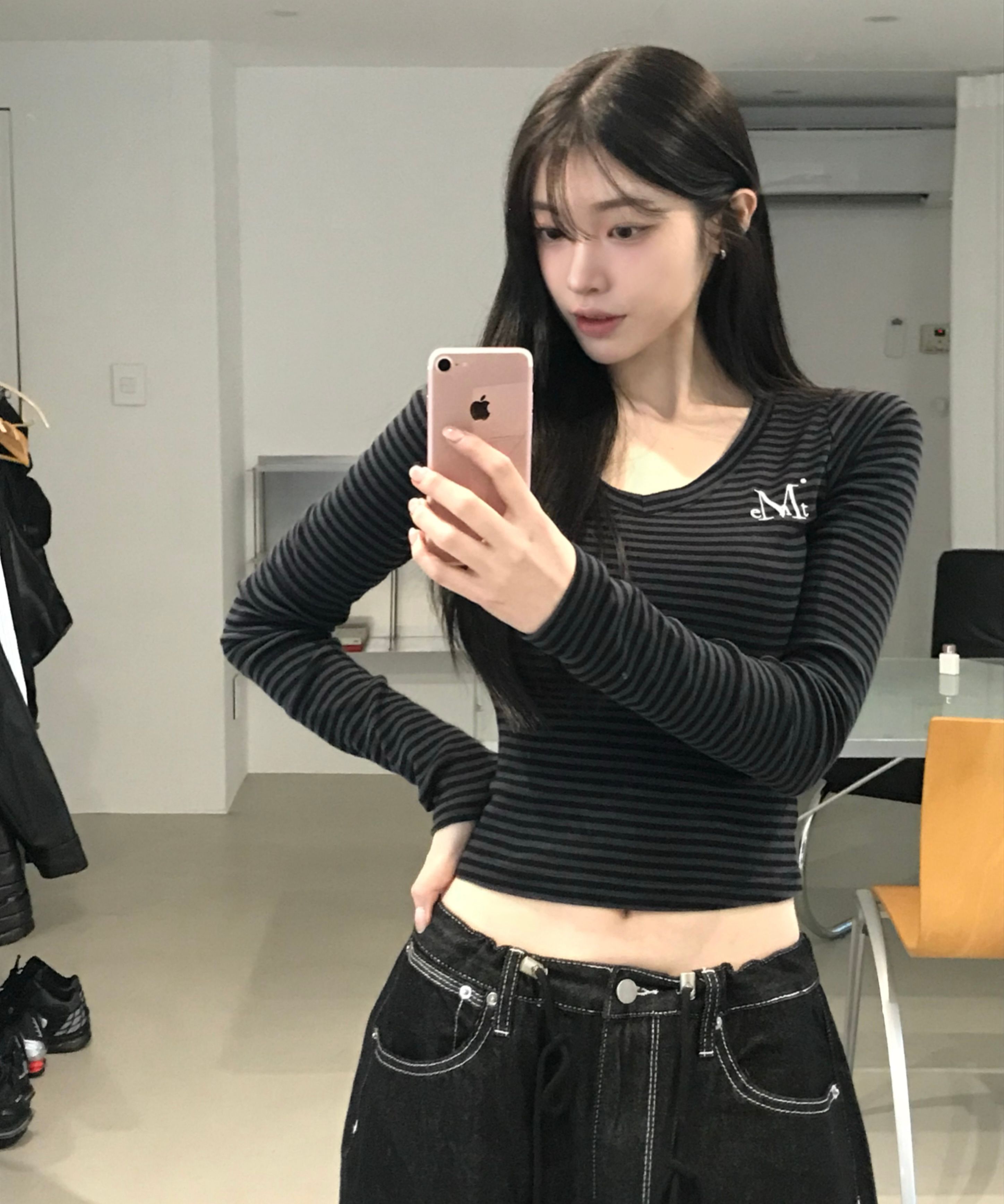 MUSINSA公式 | MUCENT Emma V-neck Striped Long Sleeve T-shirt