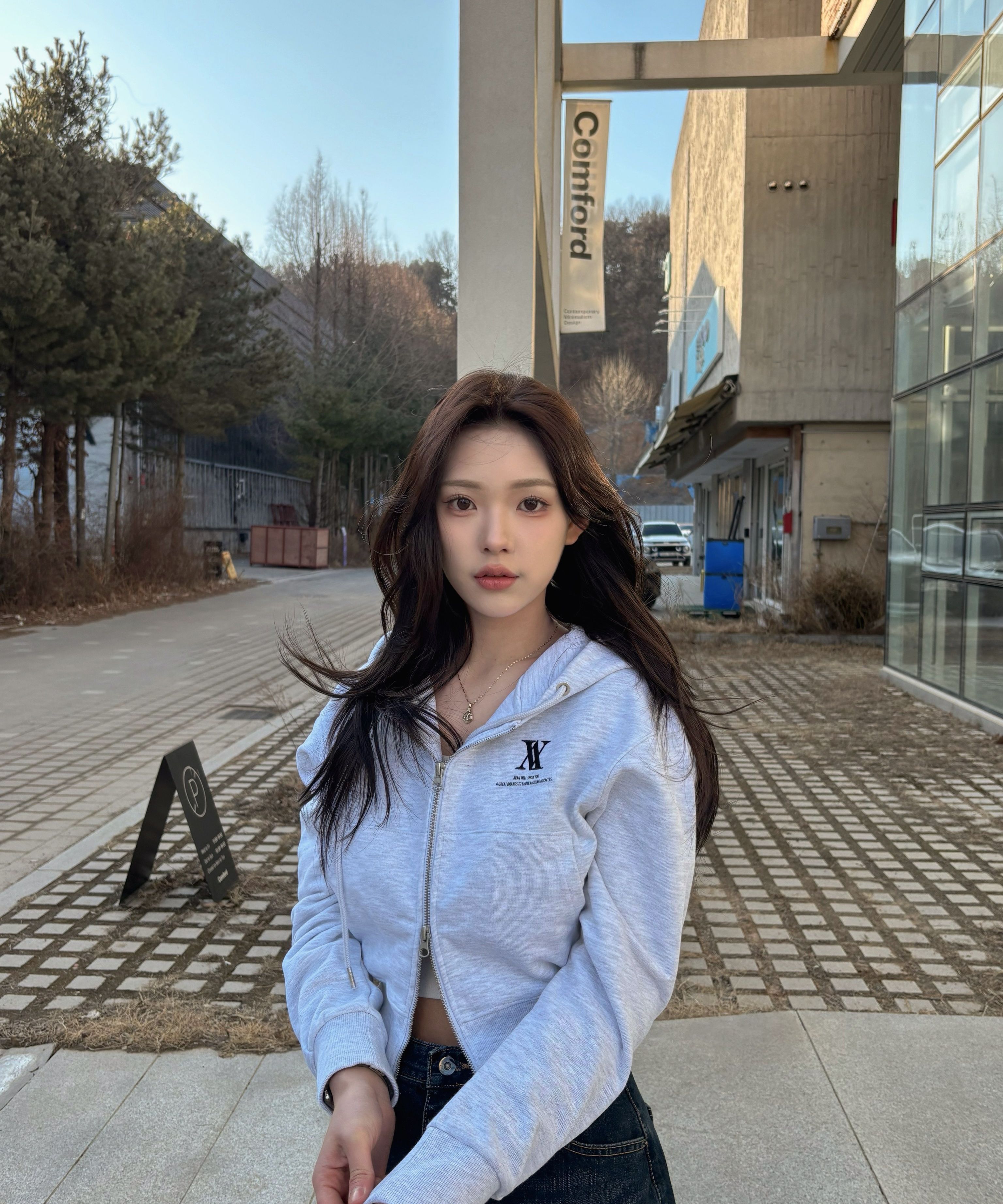 MUSINSA公式 | AVANDRESS AV LOGO CROP HOOD ZIP-UP BLACK