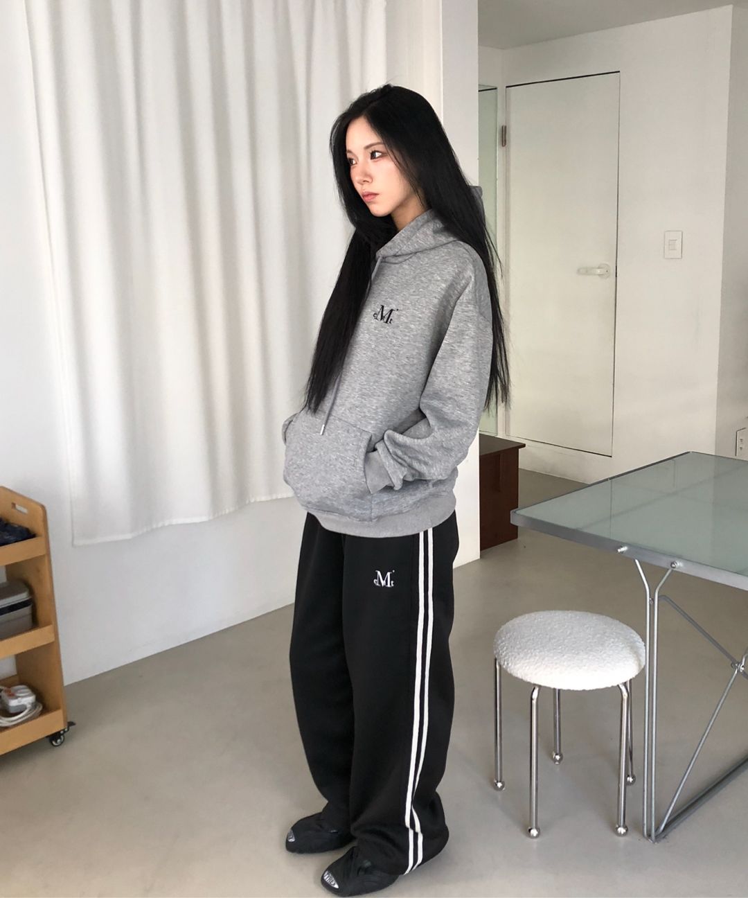 【MUCENT】SIGNATURE SIDE TRACK LINE SWEAT★韓国人気★ MUSINSA公式 | MUCENT Signature Side Track Line Sweatpants (2