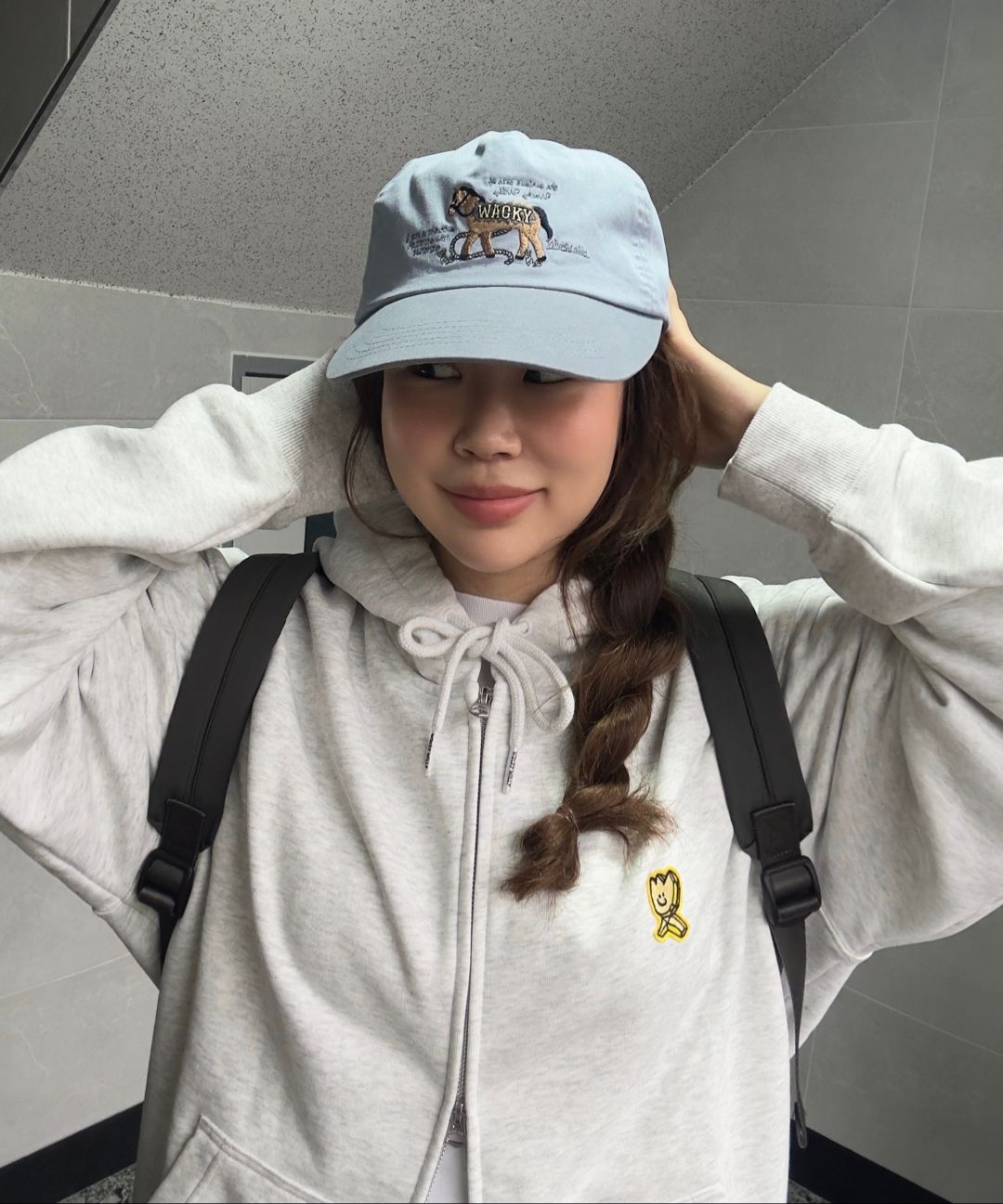MUSINSA | WACKY WILLY Signature Kiki Wappen Hoodie Light Grey