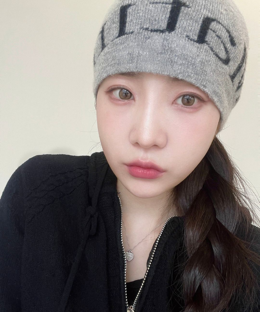 帽子 Matin Kim LOGO JACQUARD SHORT BEANIE LOGO JACQUARD SHORT BEANIE IN BLACK - MATINKIM