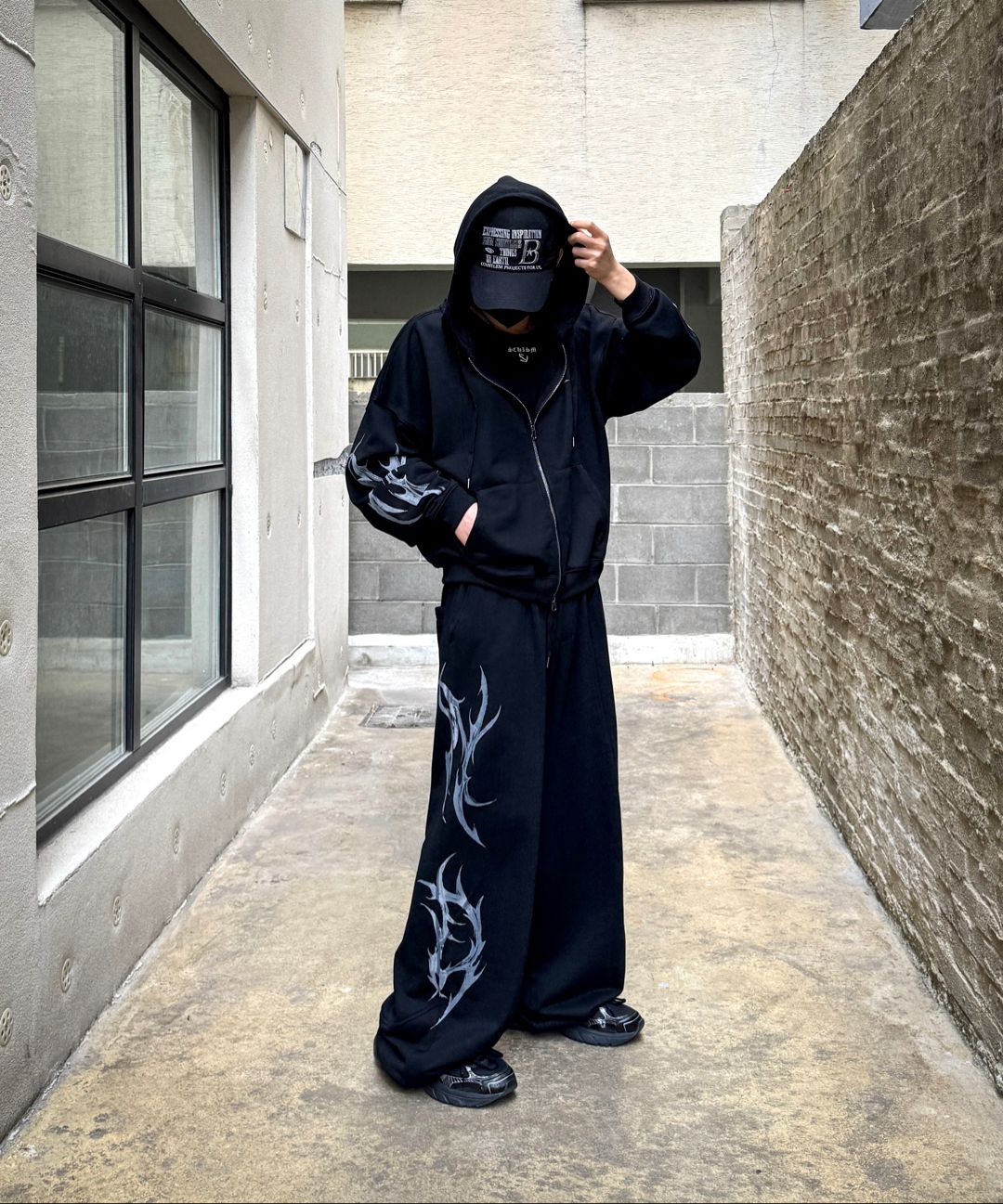 [NOT4NERD] Dagger Tribal Logo Incision Sweat Pants /追跡付 MUSINSA | NOT4NERD Dagger Tribal Logo Incision Sweat Pants