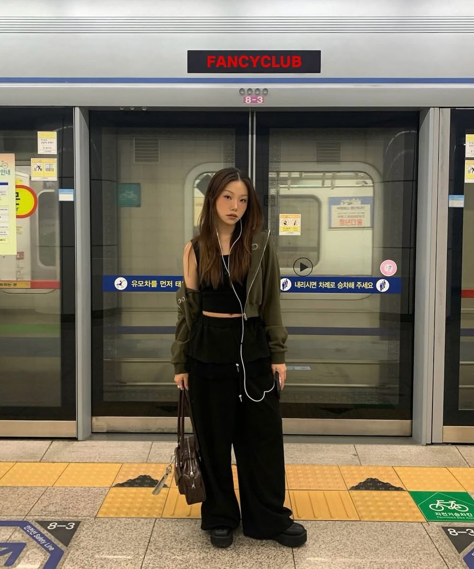 MUSINSA | FANCY CLUB Frill Lace Button Sweatpants (BLACK