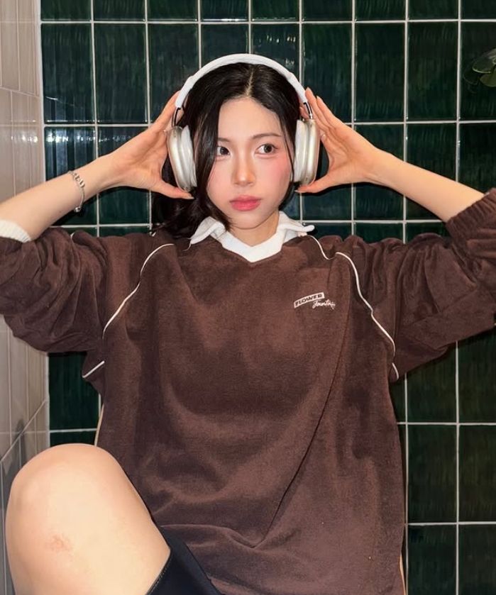 MUSINSA | HAVISM OVERSIZE VELOUR V-NECK L/S TEE(BROWN)