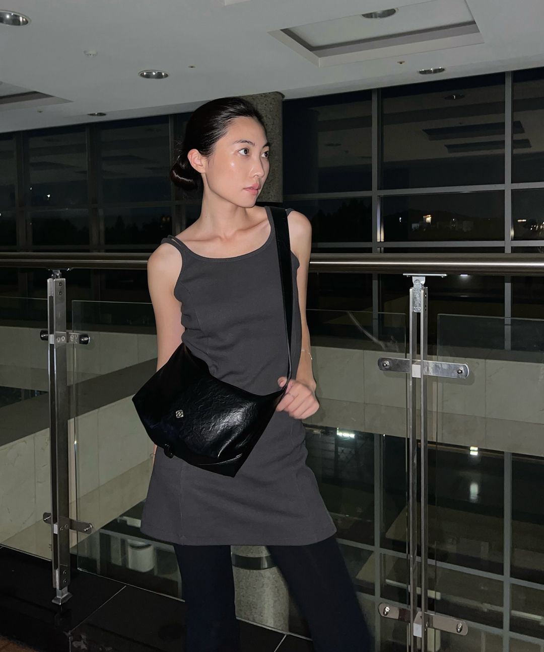 【Heeari】★Tale Buckleホボバッグ★ MUSINSA | HEEARI Tail Buckle Hobo Bag_Black