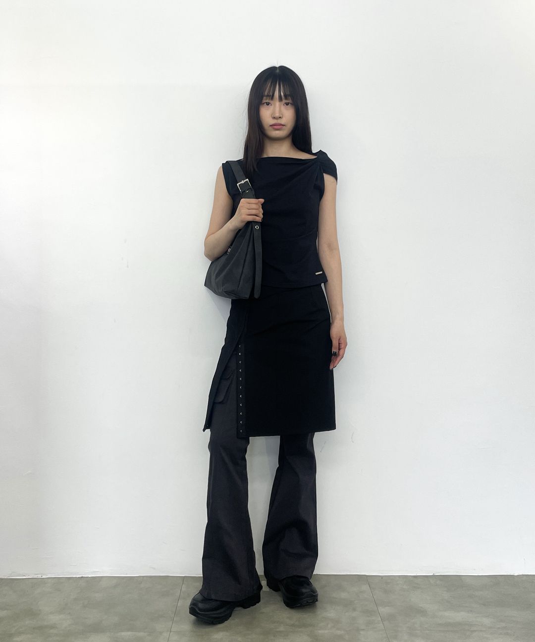 MUSINSA | MISEKI SEOUL Slanted sleeveless top BLACK