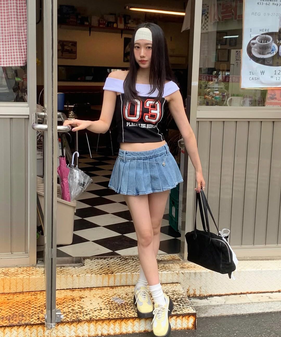 人気[YOUHEE] OFF-SHOULDER GRAPHIC JERSEY TOP オフショル MUSINSA | YOUHEE OFF-SHOULDER GRAPHIC JERSEY TOP BLACK