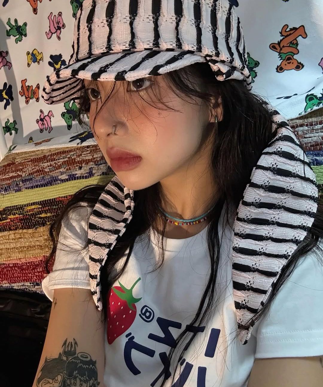 MUSINSA | ITZAVIBE STRAWBERRY LOGO SLIM T SHIRT - WHITE