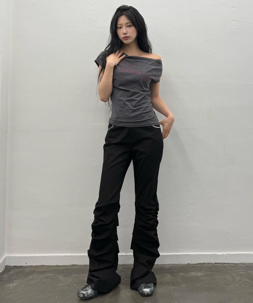 MUSINSA公式 | LUV IS TRUE SM GLITTER OFFSHOULDER TEE(2COLOR)