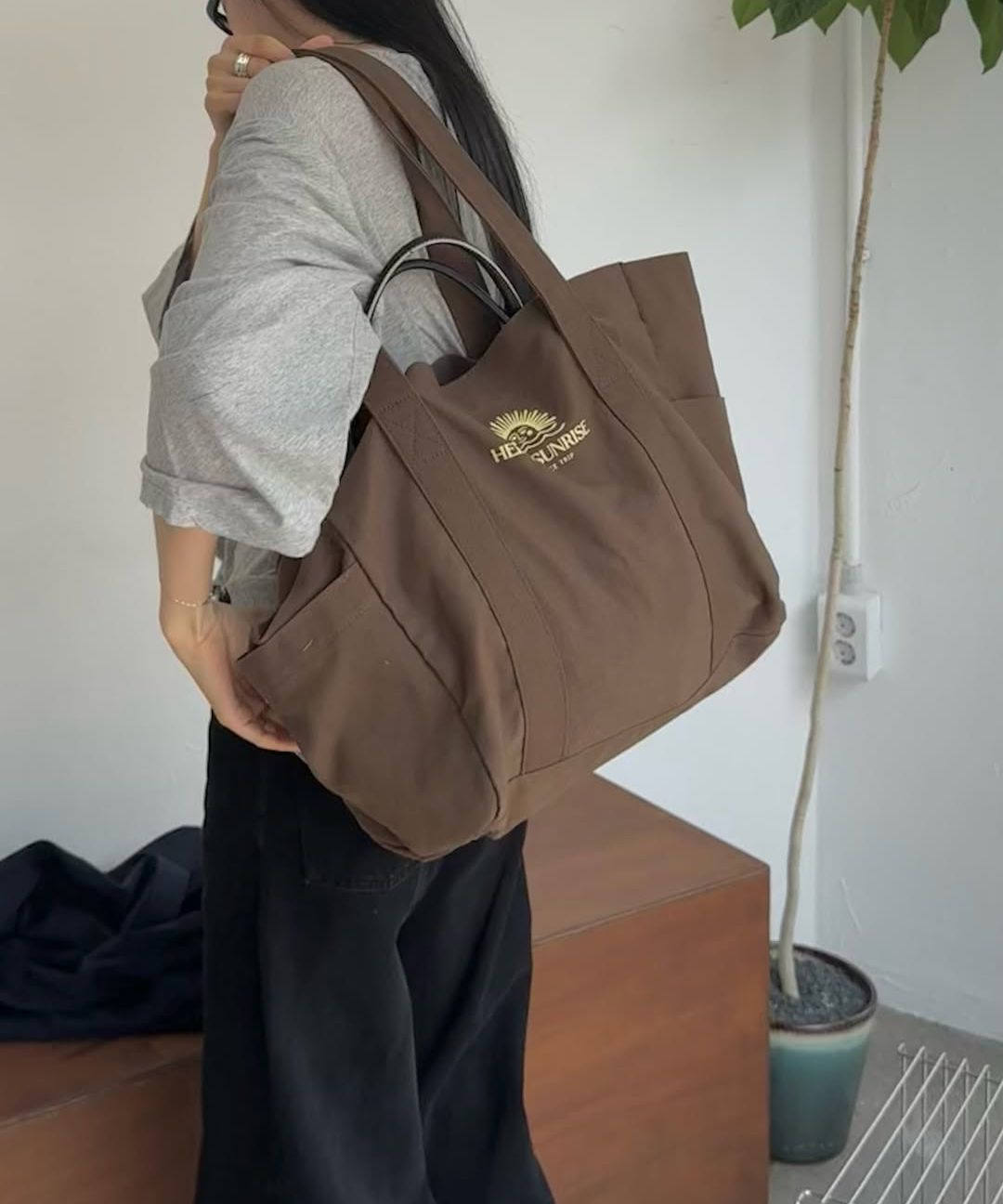 【HELLO SUNRISE】 OG Logo Canvas Tote Bag / 追跡付 MUSINSA公式 | HELLO SUNRISE OG Logo Canvas Mini Tote Bag_Brown
